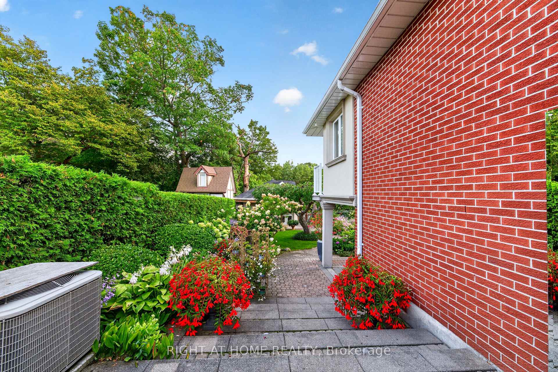 Photo 6 of 397 Maple Leaf Drive, North York, Maple Leaf — HOMEH