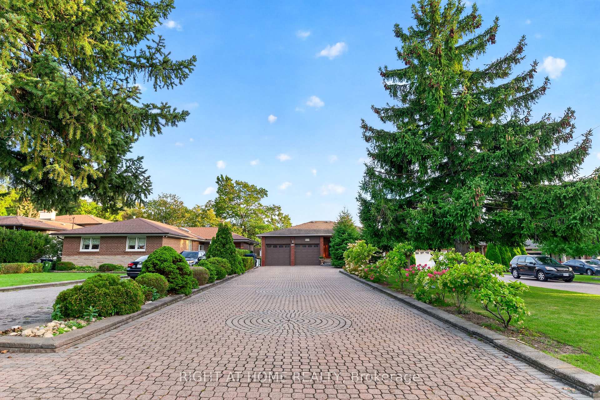Photo 8 of 397 Maple Leaf Drive, North York, Maple Leaf — HOMEH