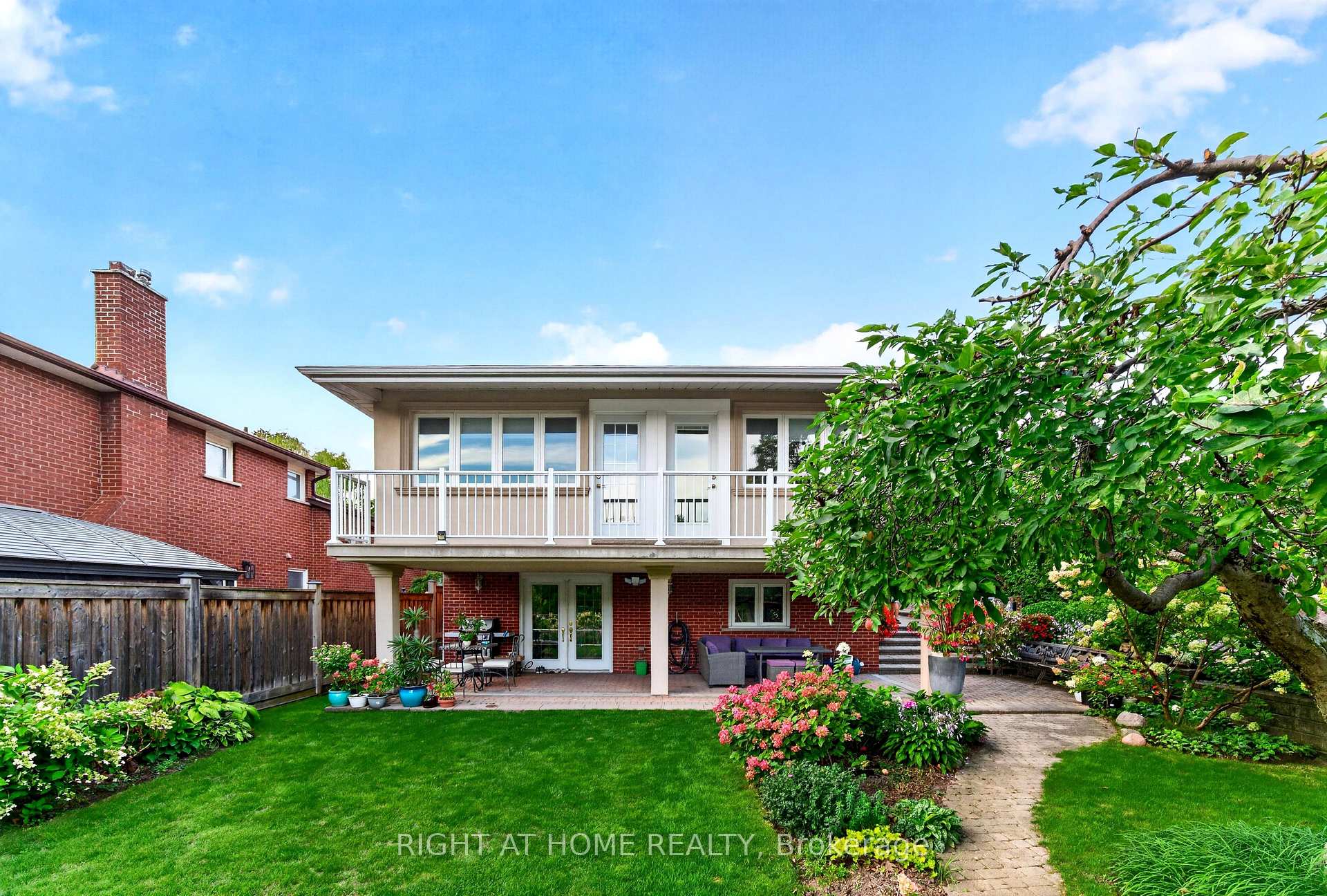 Photo 9 of 397 Maple Leaf Drive, North York, Maple Leaf — HOMEH