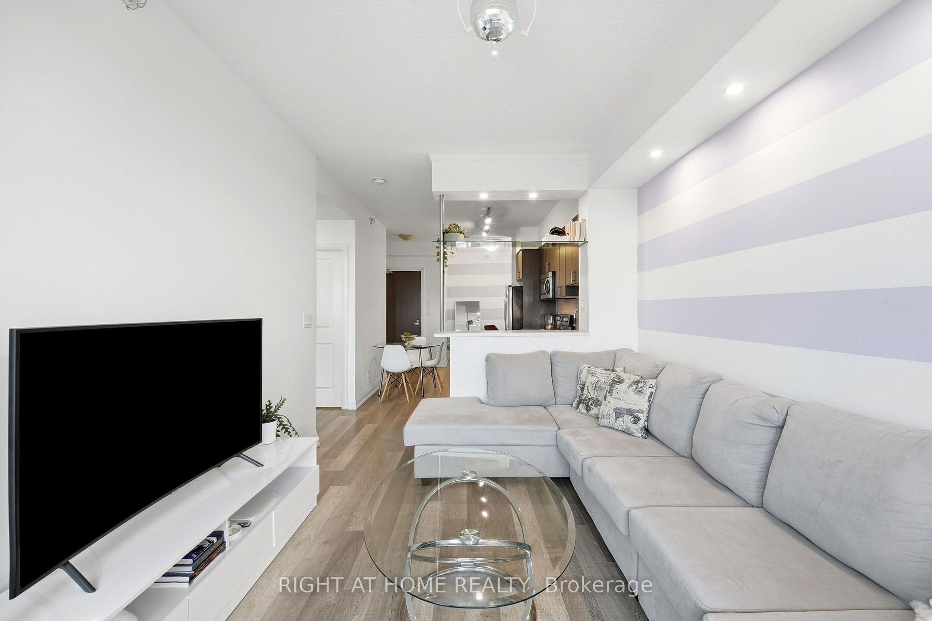 Photo 3 of Unit 1702, 7171 Yonge Street, Markham, Grandview — HOMEH