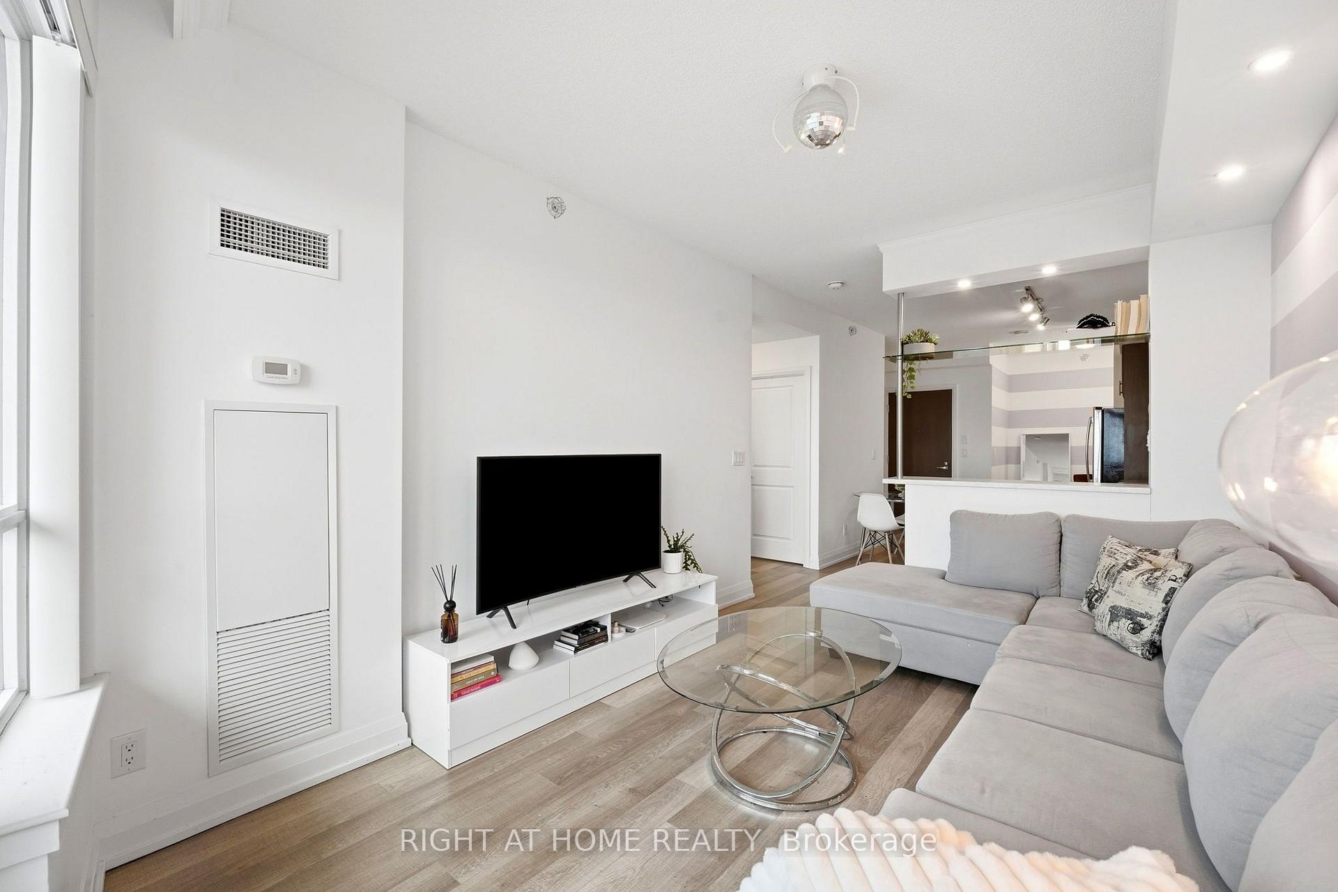 Photo 6 of Unit 1702, 7171 Yonge Street, Markham, Grandview — HOMEH