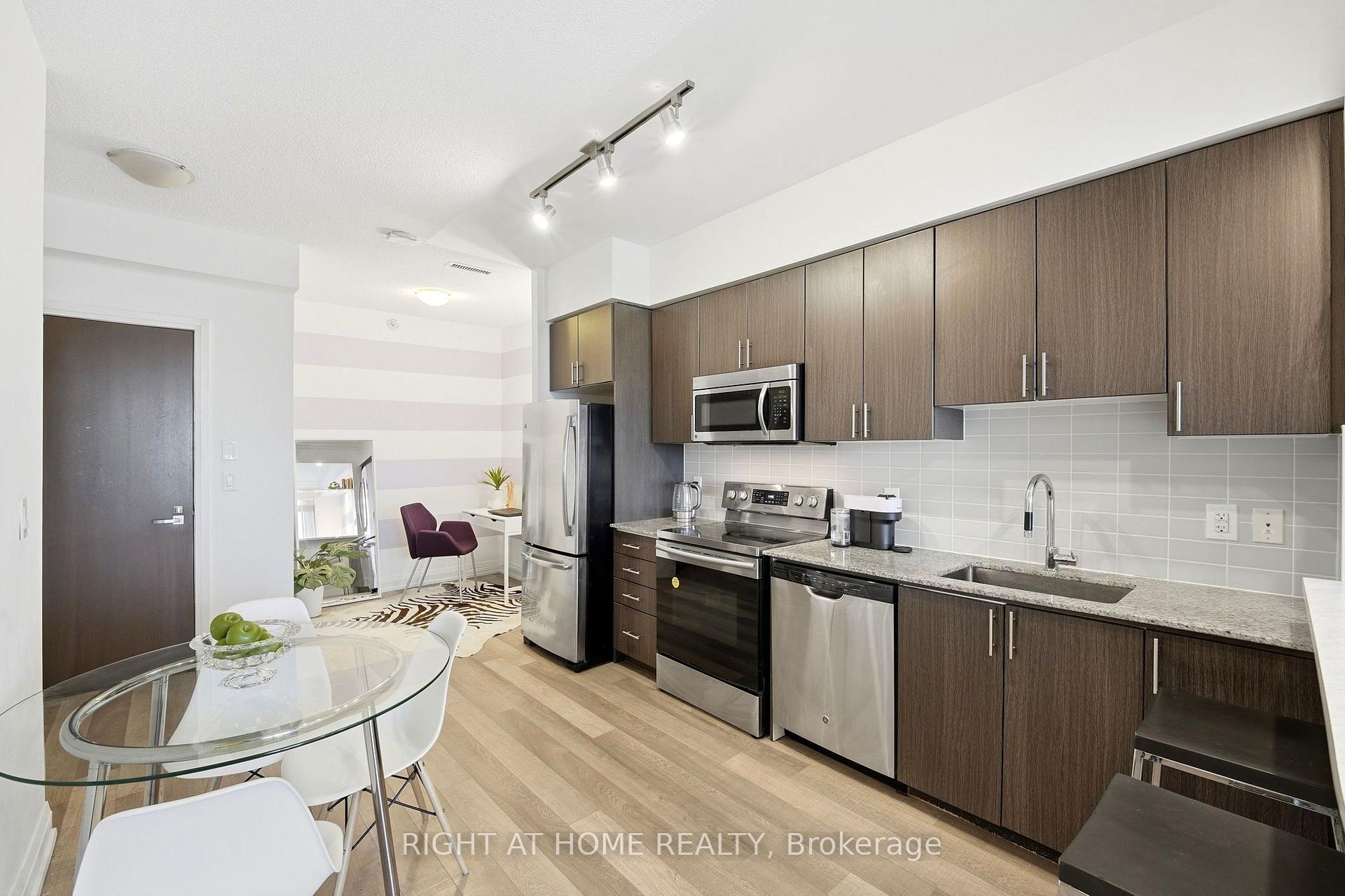 Photo 9 of Unit 1702, 7171 Yonge Street, Markham, Grandview — HOMEH