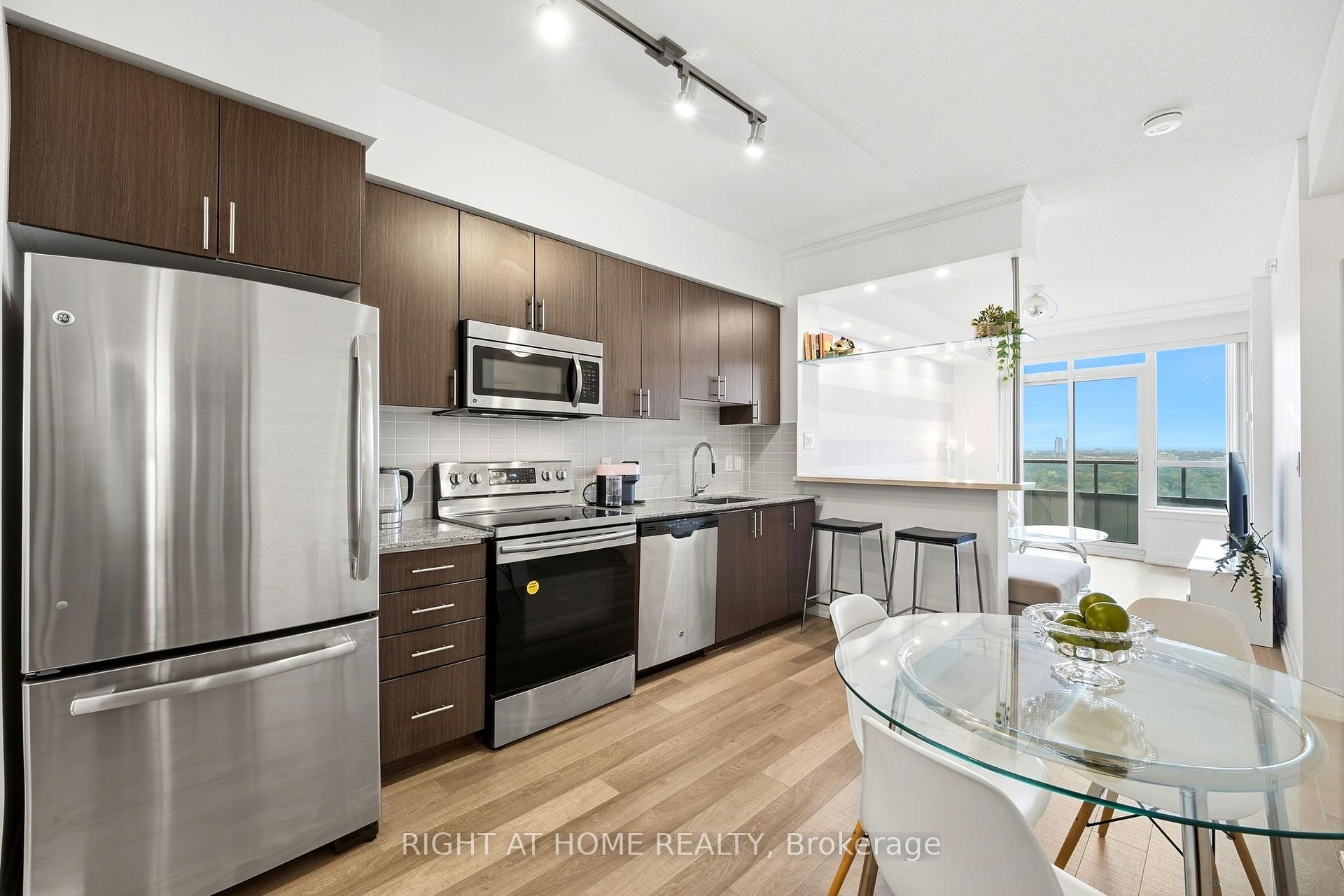Photo 11 of Unit 1702, 7171 Yonge Street, Markham, Grandview — HOMEH