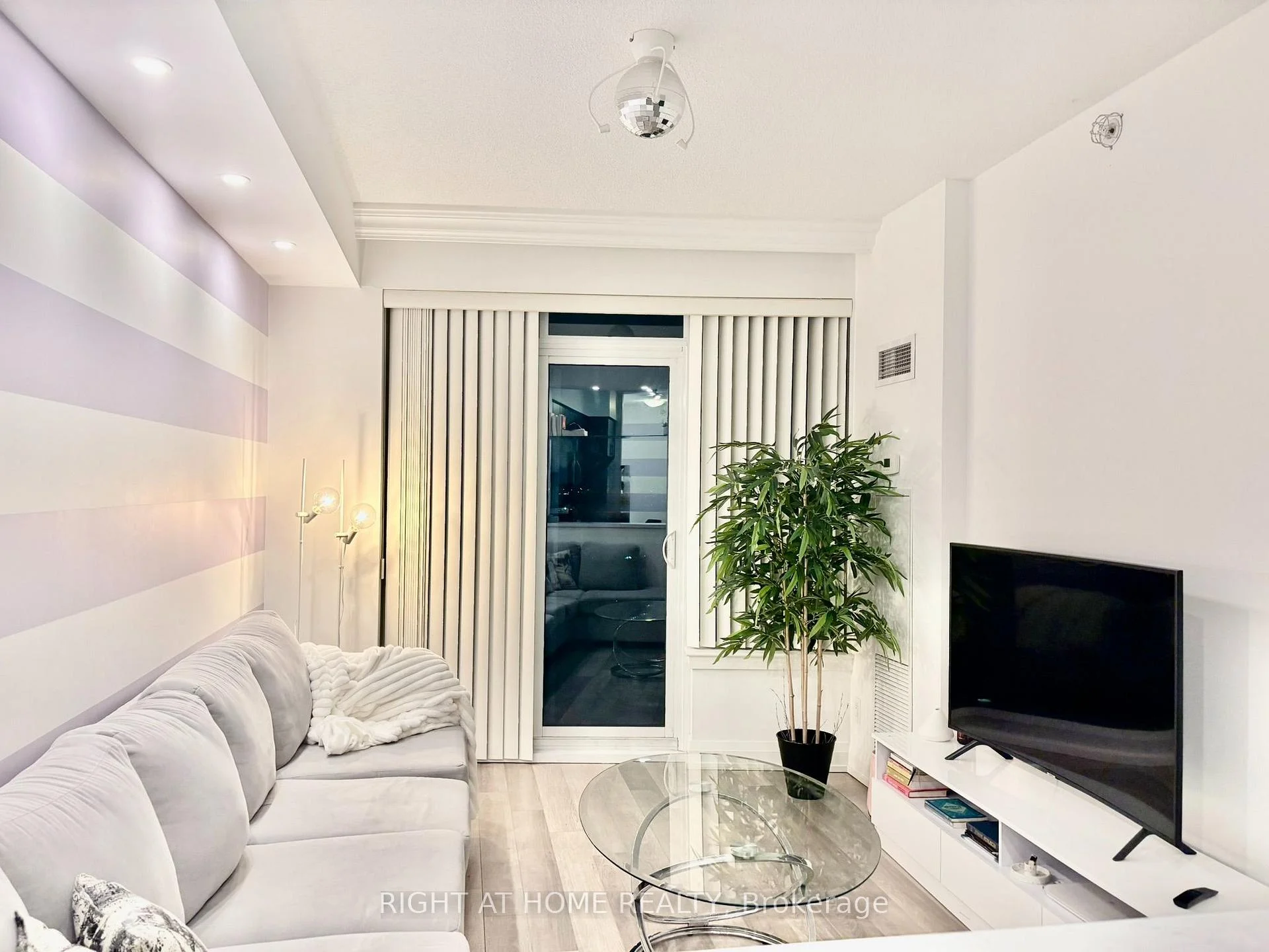 Photo 8 of Unit 1702, 7171 Yonge Street, Markham, Grandview — HOMEH