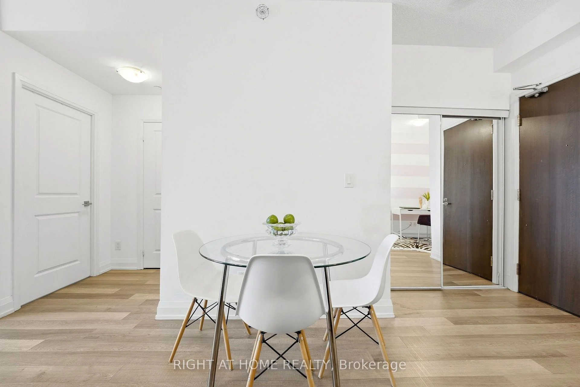 Photo 12 of Unit 1702, 7171 Yonge Street, Markham, Grandview — HOMEH
