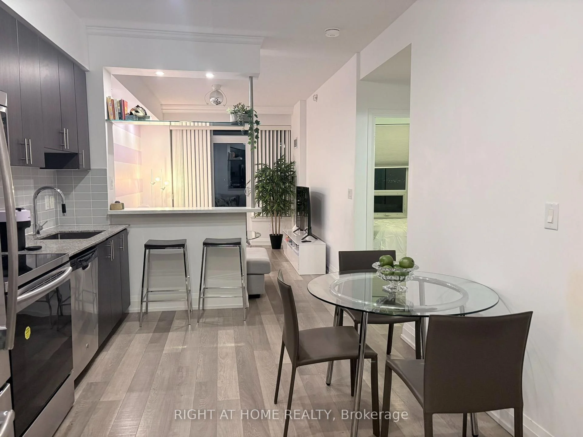 Photo 13 of Unit 1702, 7171 Yonge Street, Markham, Grandview — HOMEH