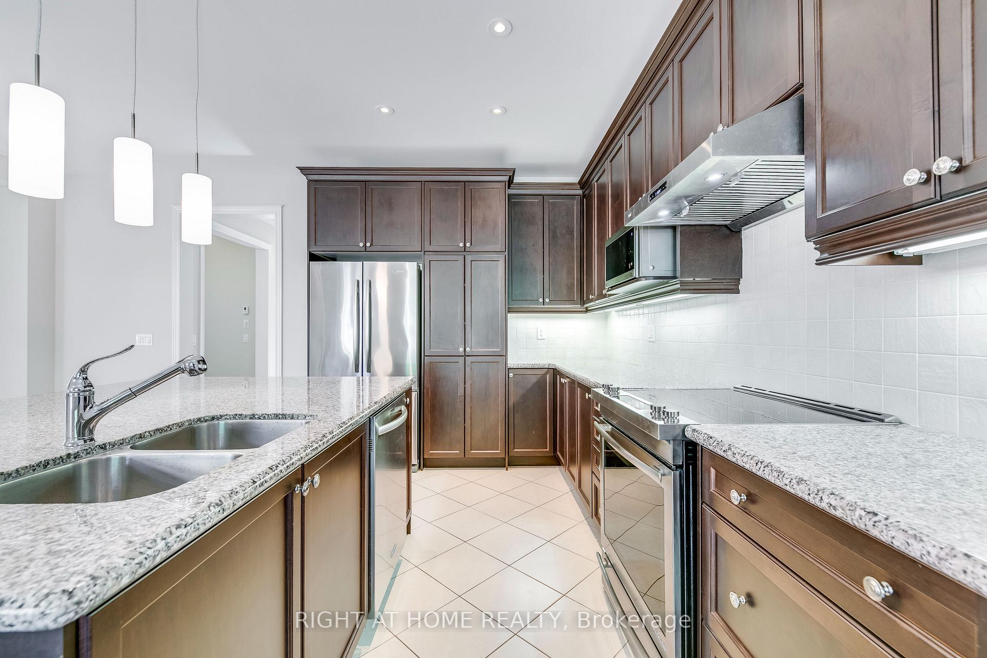 Photo 5 of 537 Terrace Way, Oakville, Sixteen Hollow — HOMEH