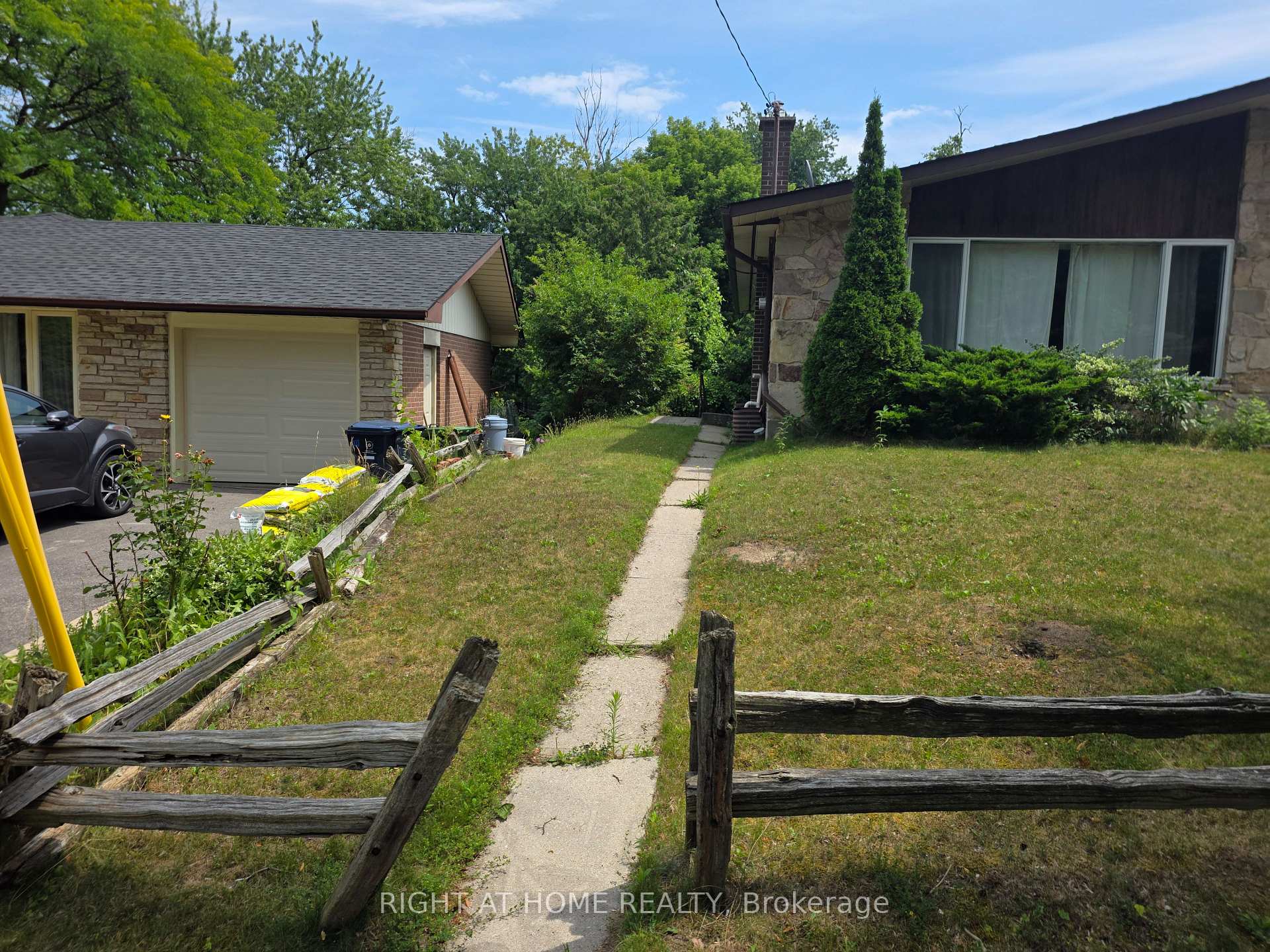 Photo 2 of 131 Thicketwood Drive, Scarborough, Eglinton East — HOMEH