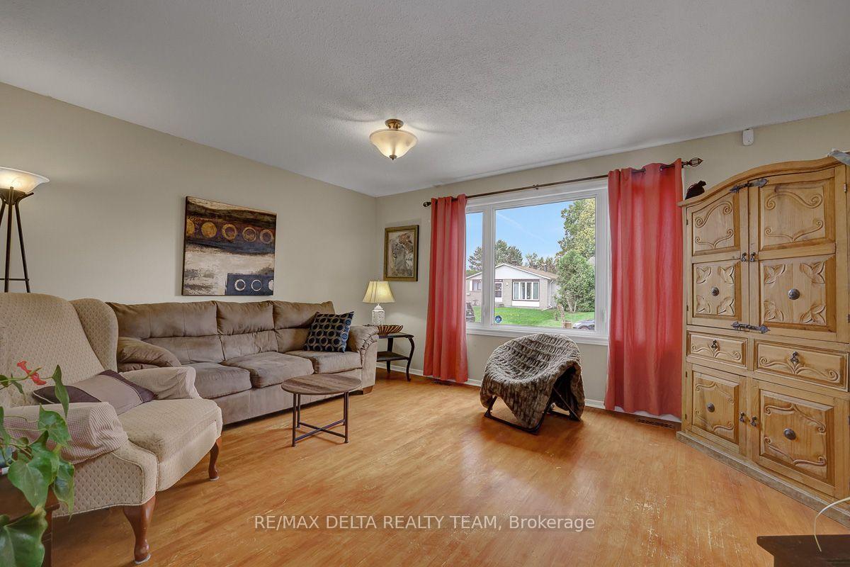 Photo 10 of 11 Courtney Road, Ottawa, Kanata - Glencairn/Hazeldean — HOMEH