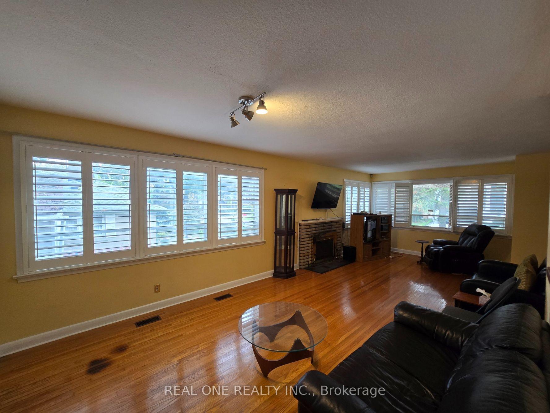 Photo 6 of 389 Kerrybrook Drive, Richmond Hill, Mill Pond — HOMEH