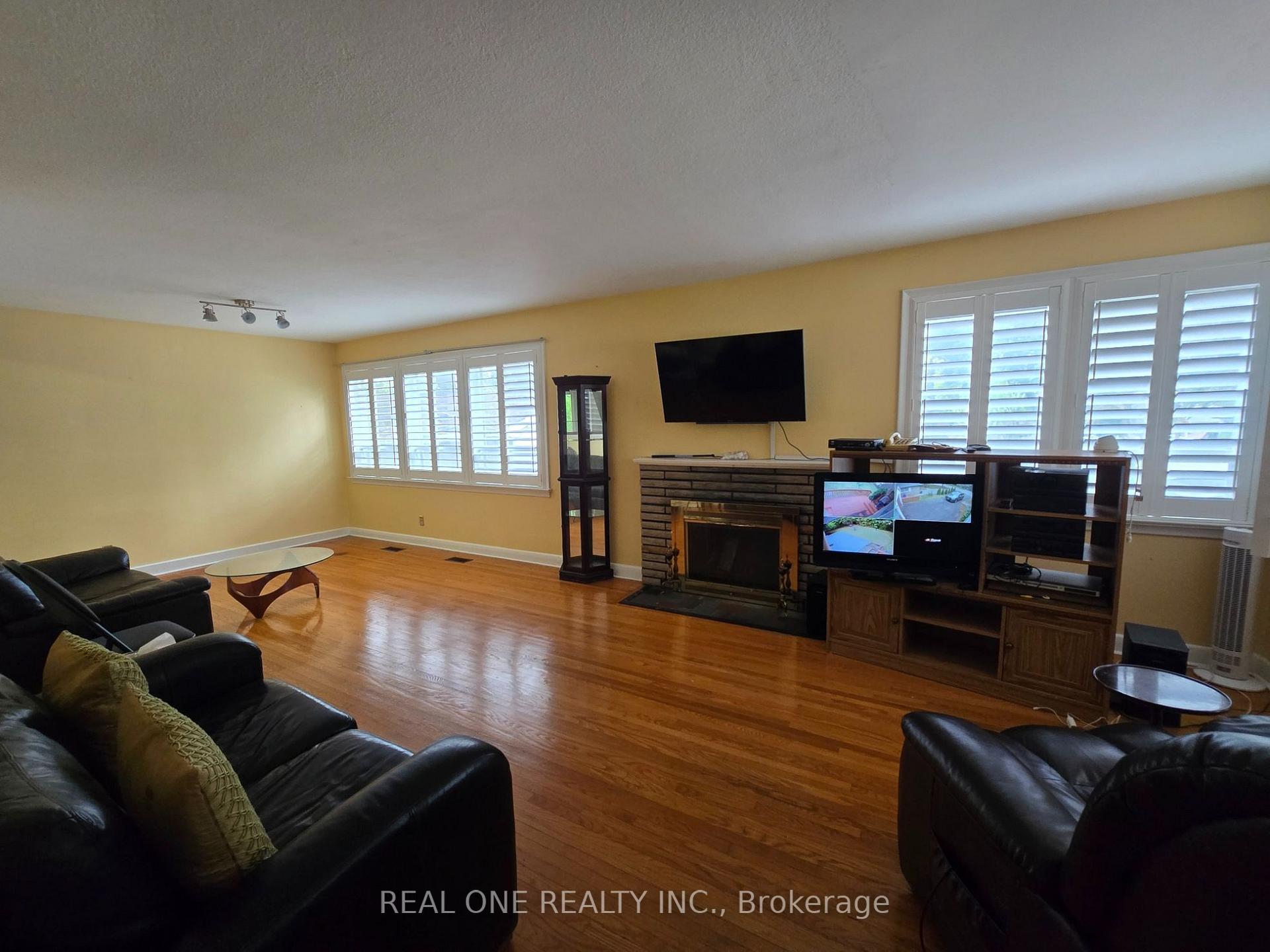 Photo 5 of 389 Kerrybrook Drive, Richmond Hill, Mill Pond — HOMEH