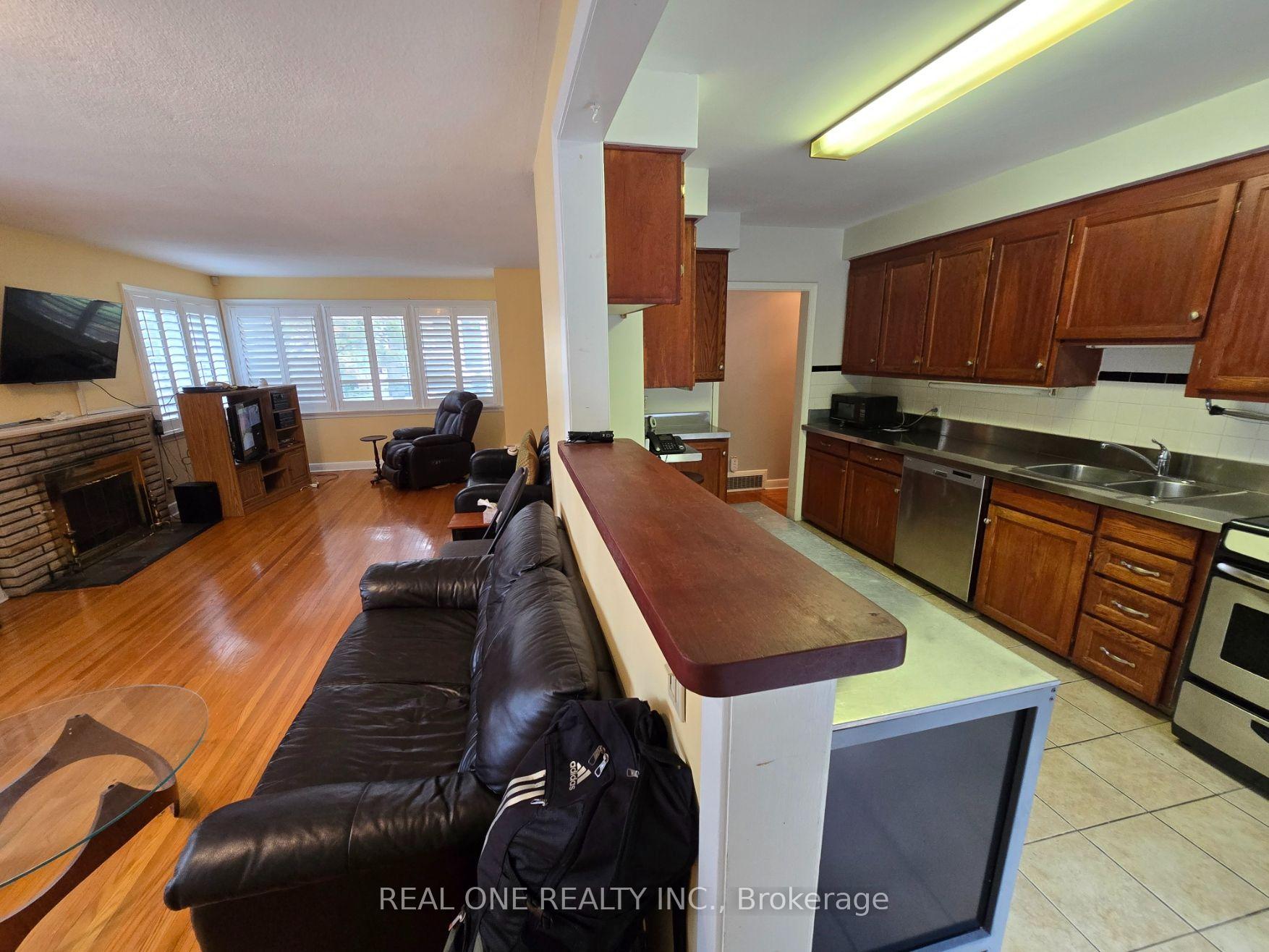 Photo 4 of 389 Kerrybrook Drive, Richmond Hill, Mill Pond — HOMEH