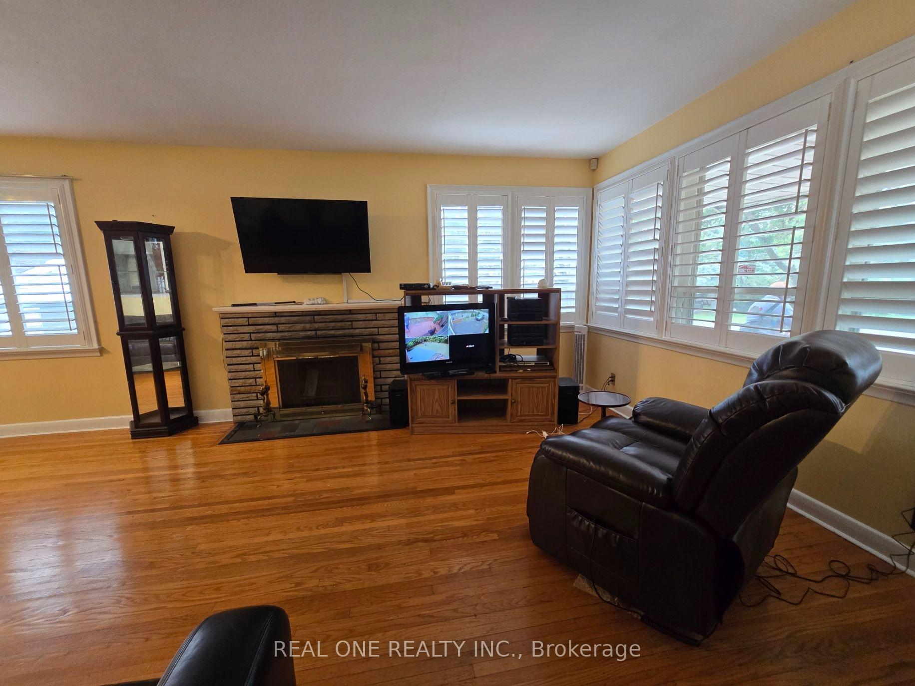Photo 8 of 389 Kerrybrook Drive, Richmond Hill, Mill Pond — HOMEH