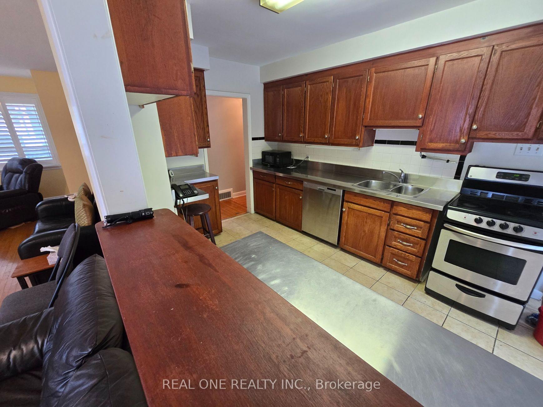 Photo 12 of 389 Kerrybrook Drive, Richmond Hill, Mill Pond — HOMEH