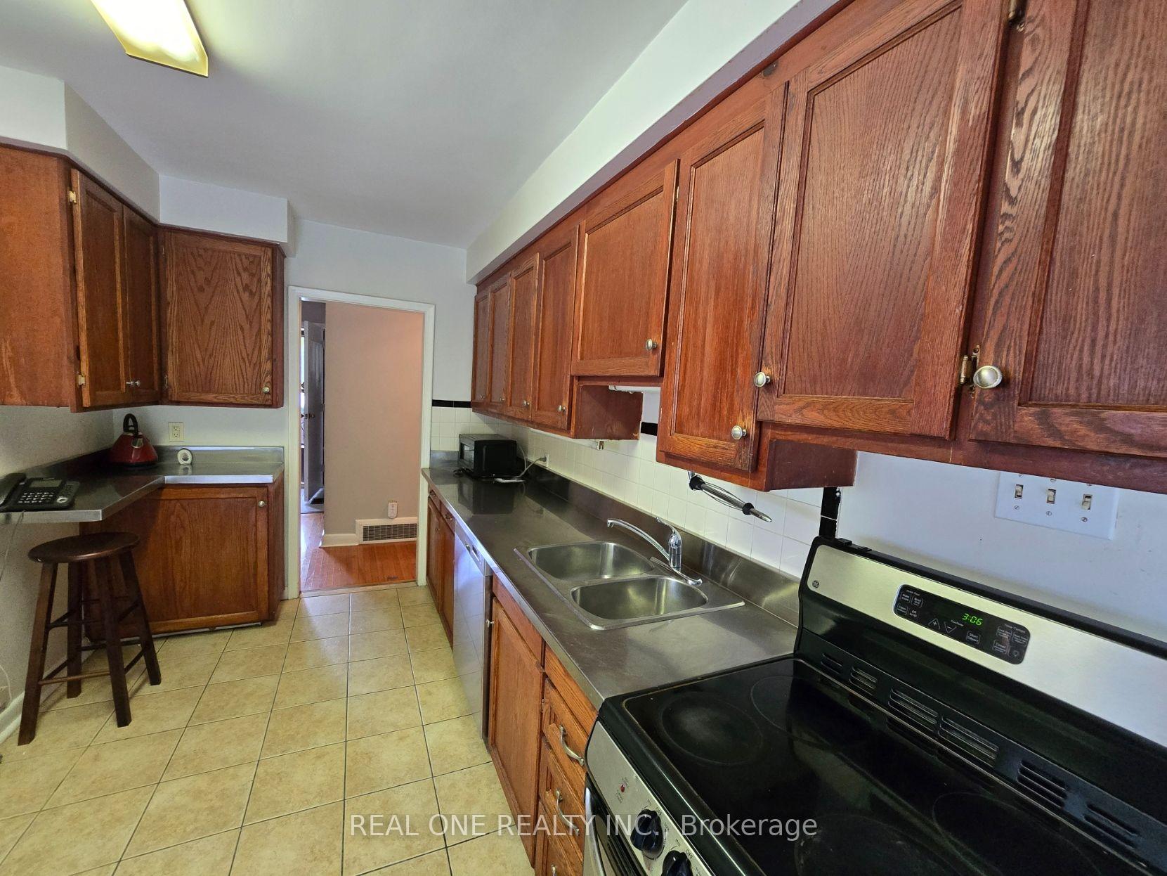 Photo 13 of 389 Kerrybrook Drive, Richmond Hill, Mill Pond — HOMEH