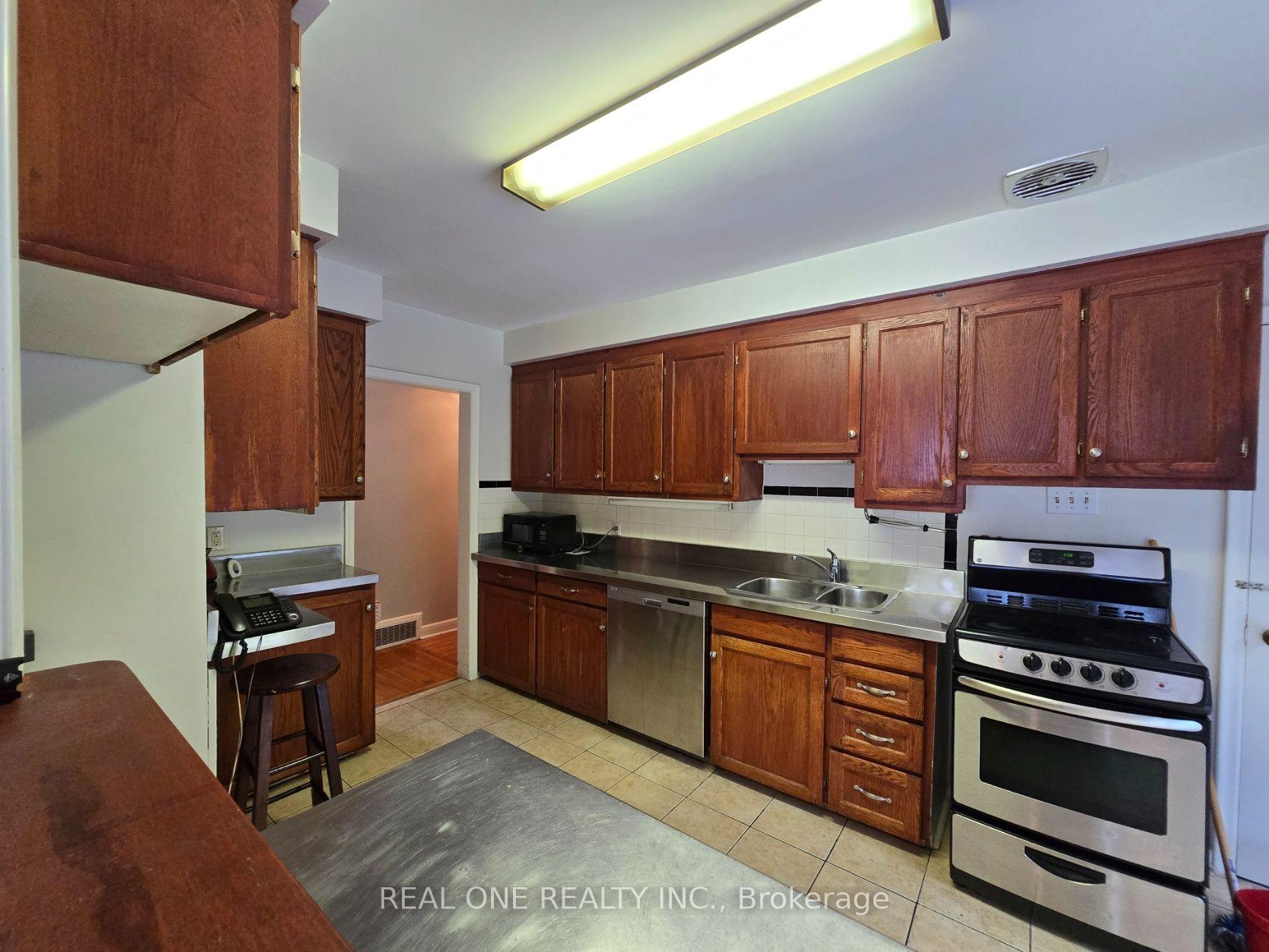 Photo 14 of 389 Kerrybrook Drive, Richmond Hill, Mill Pond — HOMEH