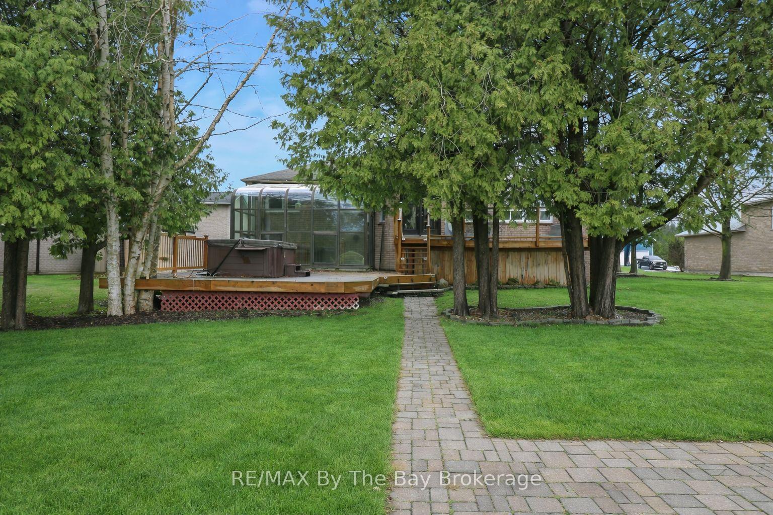 Photo 4 of 70 Fairway Crescent, Wasaga Beach — HOMEH