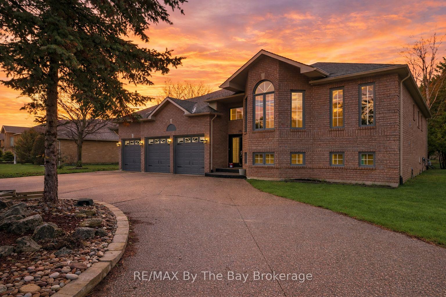 Photo 8 of 70 Fairway Crescent, Wasaga Beach — HOMEH