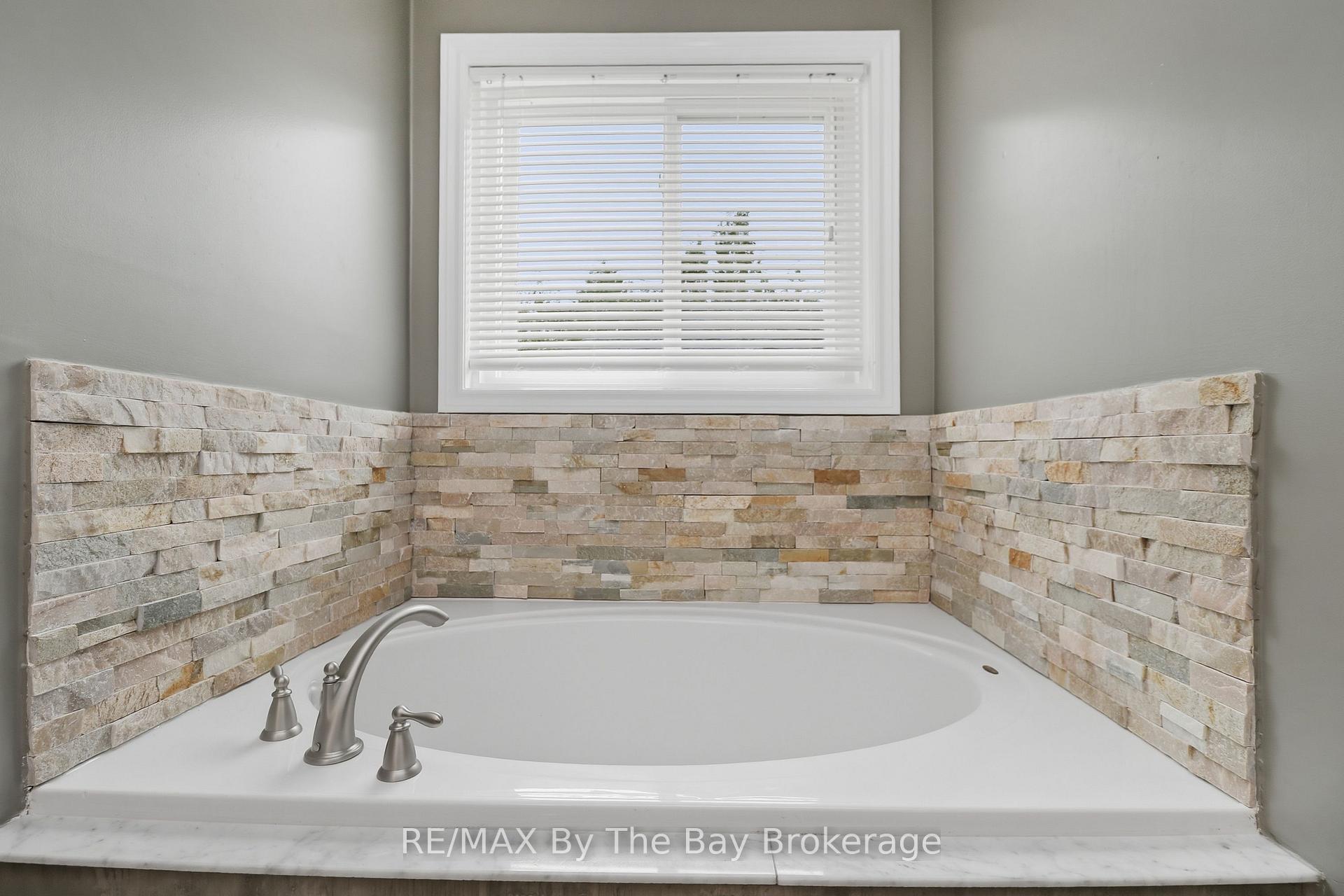 Photo 31 of 70 Fairway Crescent, Wasaga Beach — HOMEH
