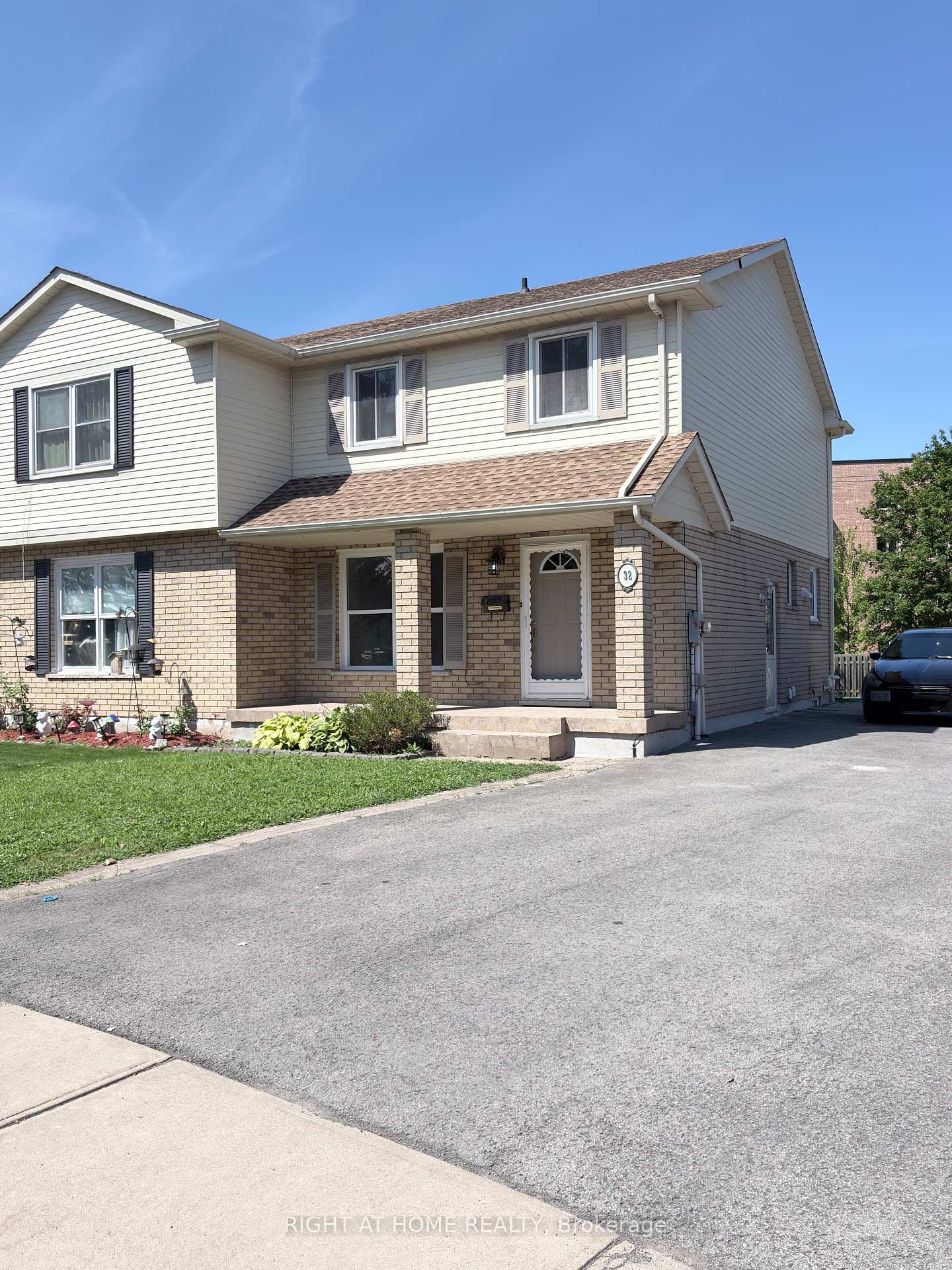 Photo 2 of Unit Main Floor, 32 Vintage Crescent, St. Catharines, Ridley — HOMEH