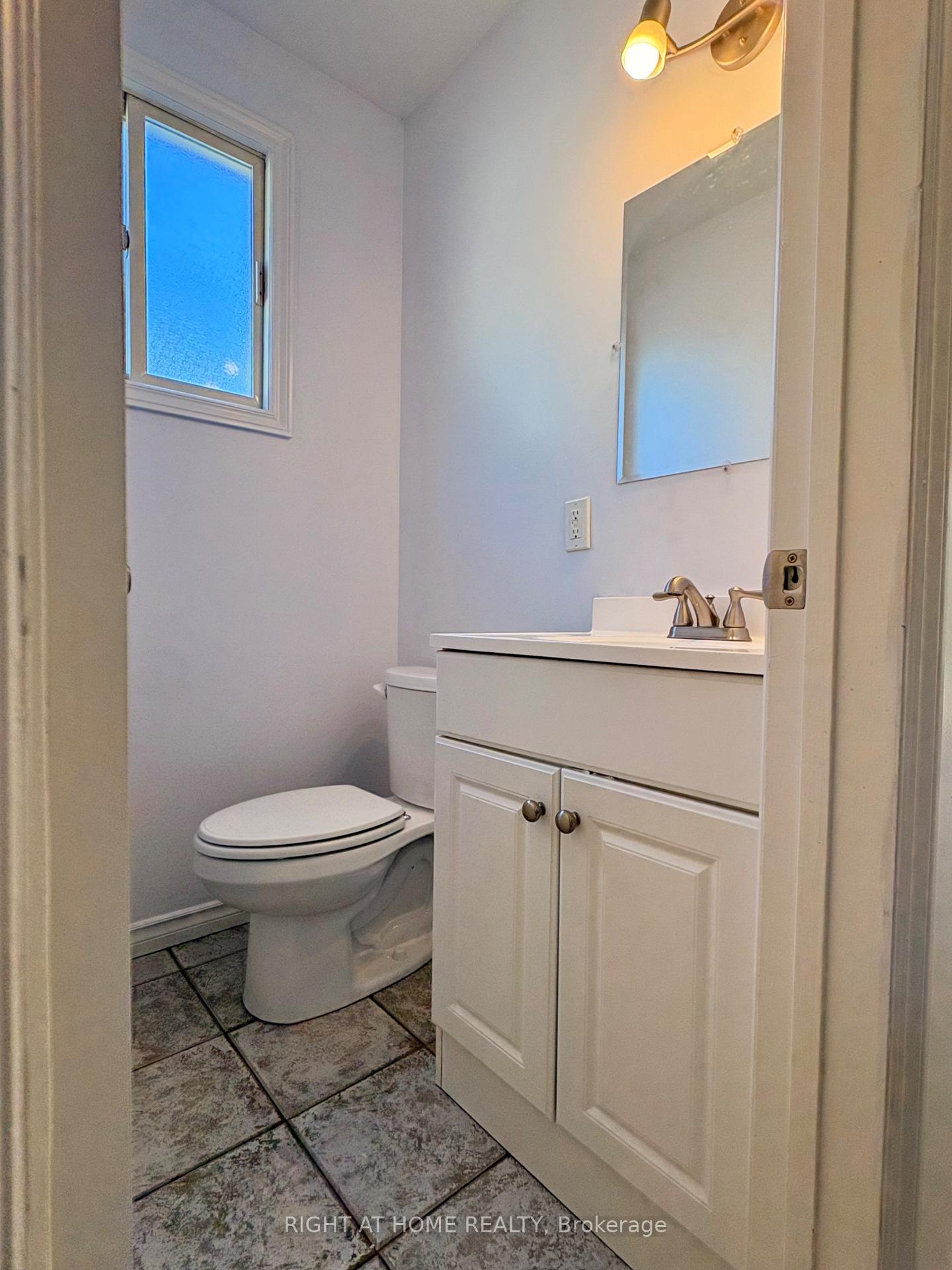 Photo 4 of Unit Main Floor, 32 Vintage Crescent, St. Catharines, Ridley — HOMEH