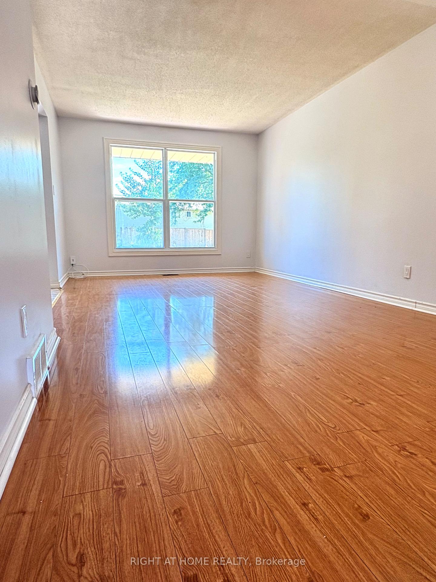 Photo 5 of Unit Main Floor, 32 Vintage Crescent, St. Catharines, Ridley — HOMEH