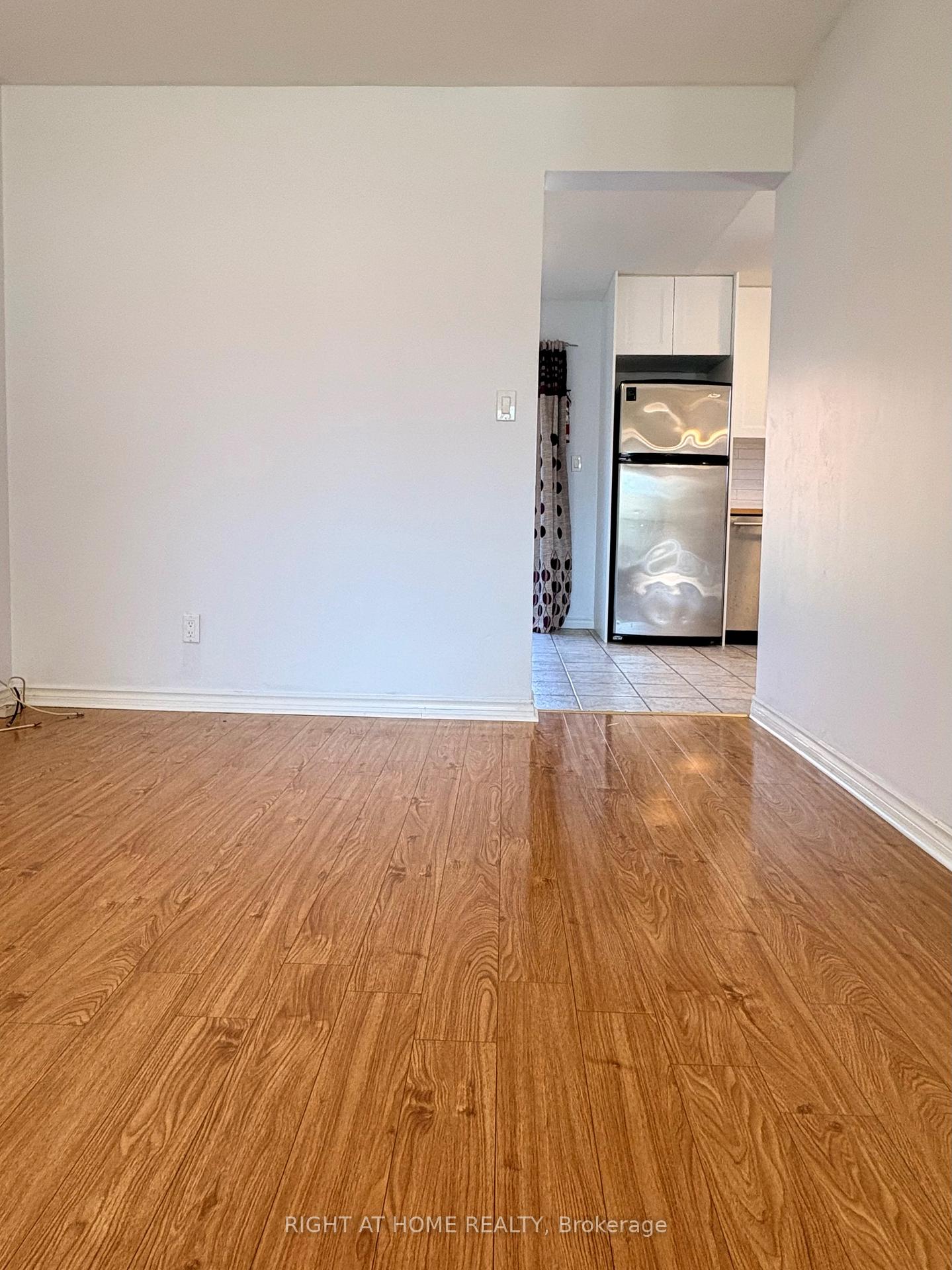 Photo 6 of Unit Main Floor, 32 Vintage Crescent, St. Catharines, Ridley — HOMEH