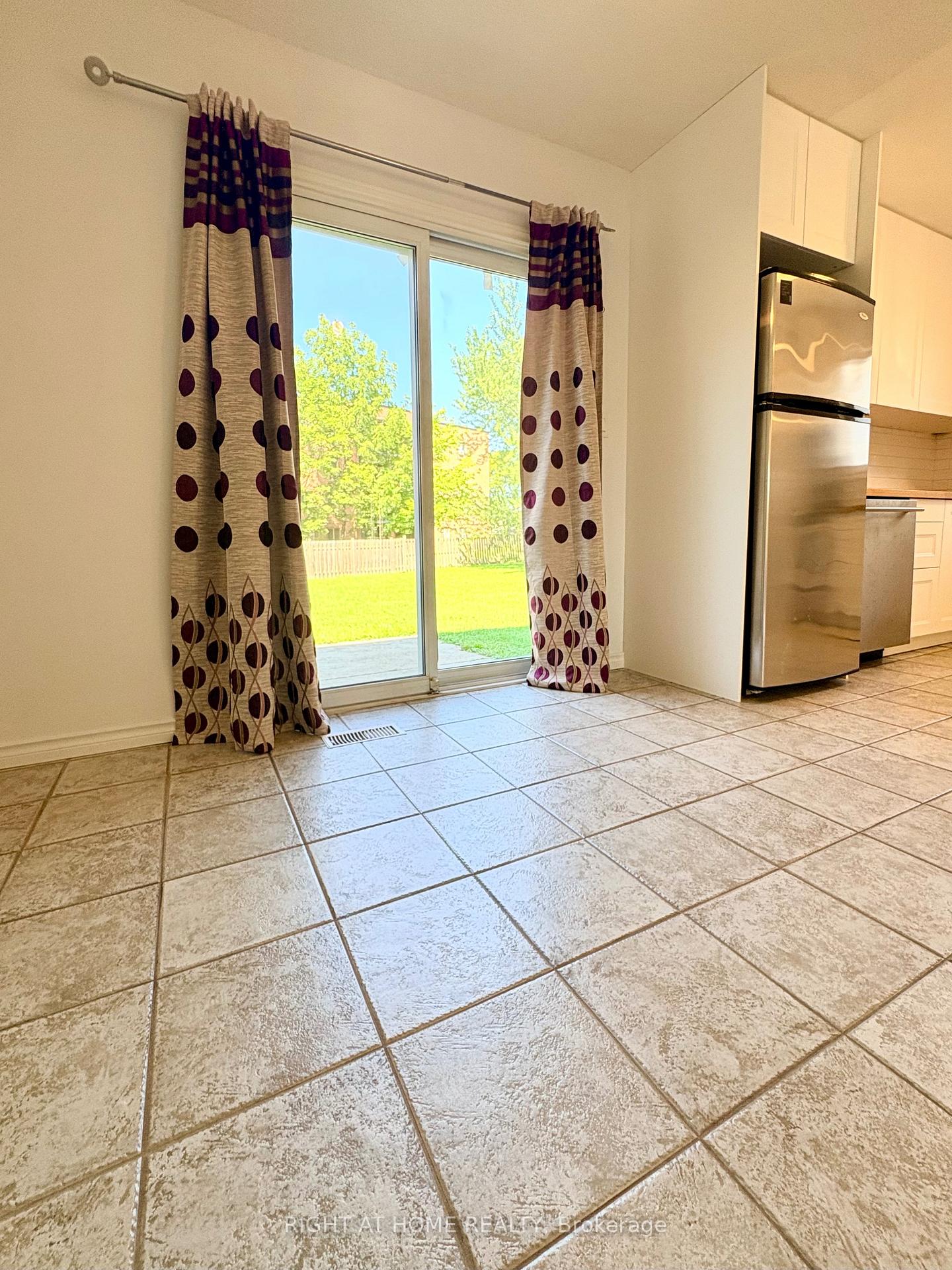 Photo 10 of Unit Main Floor, 32 Vintage Crescent, St. Catharines, Ridley — HOMEH