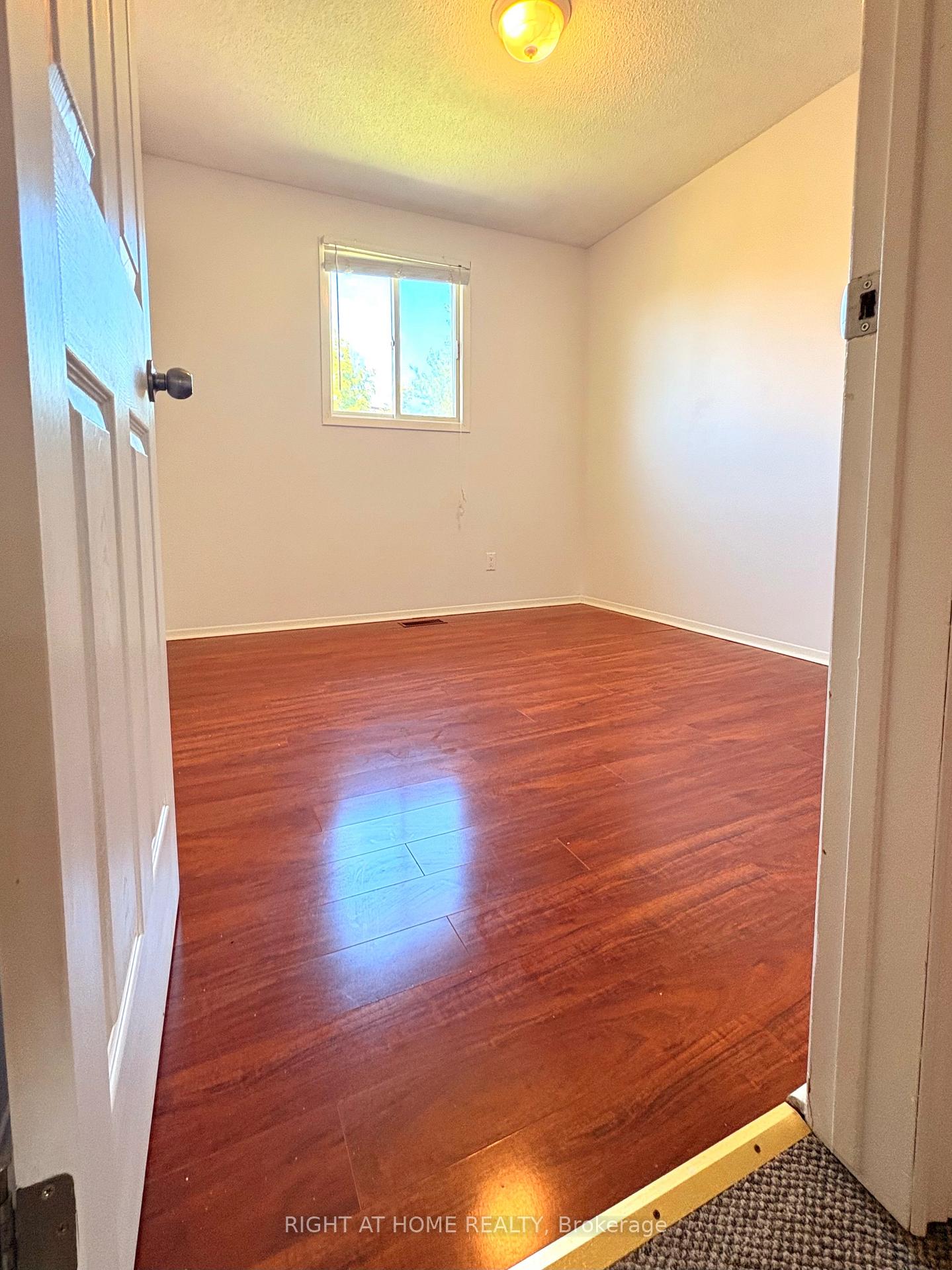 Photo 20 of Unit Main Floor, 32 Vintage Crescent, St. Catharines, Ridley — HOMEH