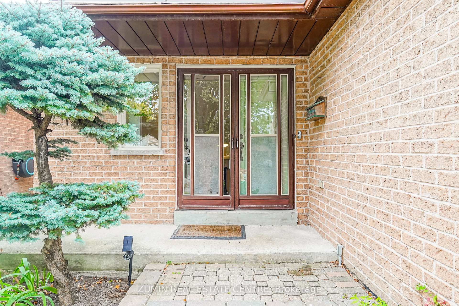 Photo 5 of 11 Whittington Court, Ajax, South West — HOMEH