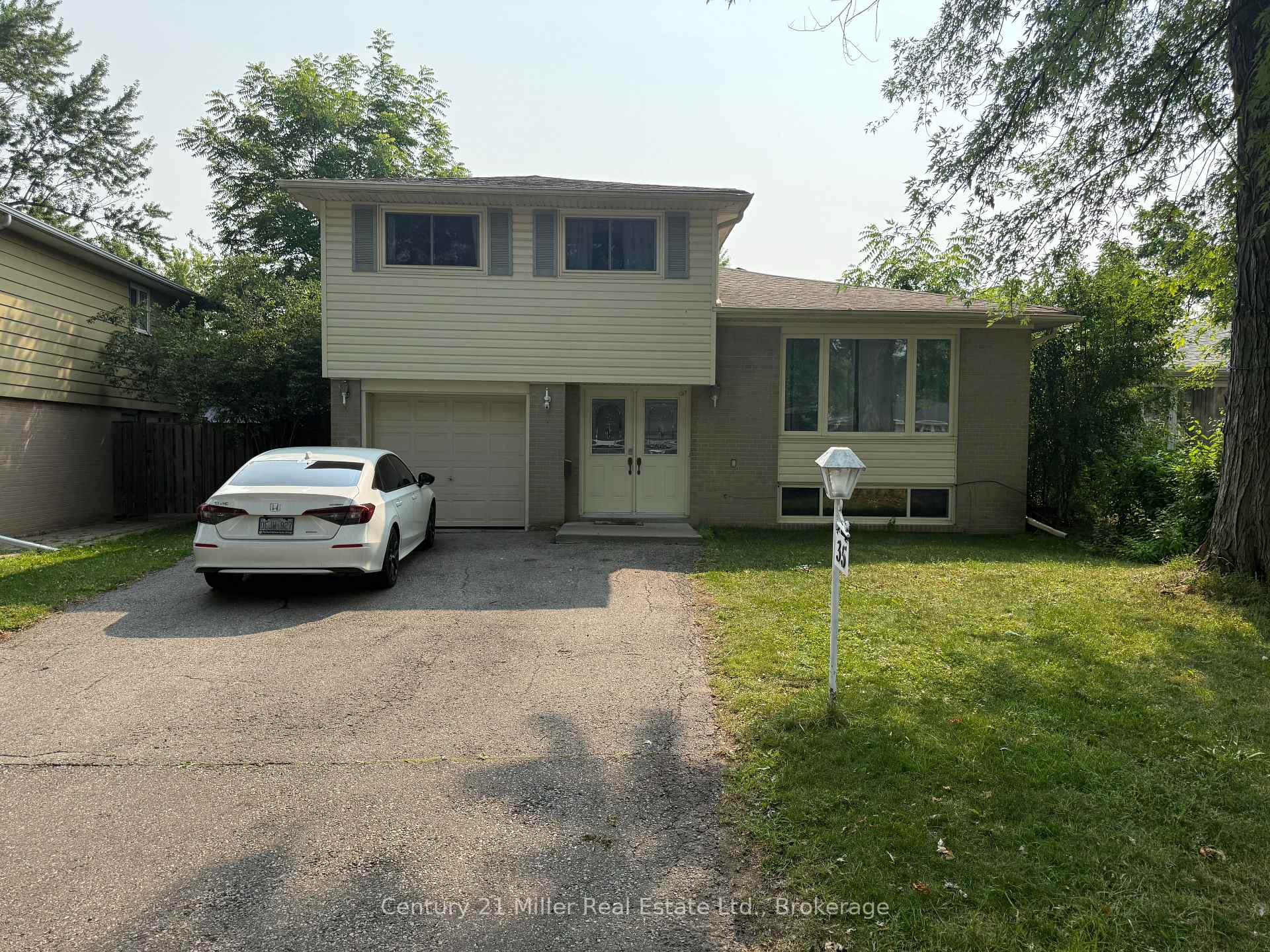 Photo 2 of Unit Upper, 35 Melville Crescent, Brampton, Brampton East — HOMEH