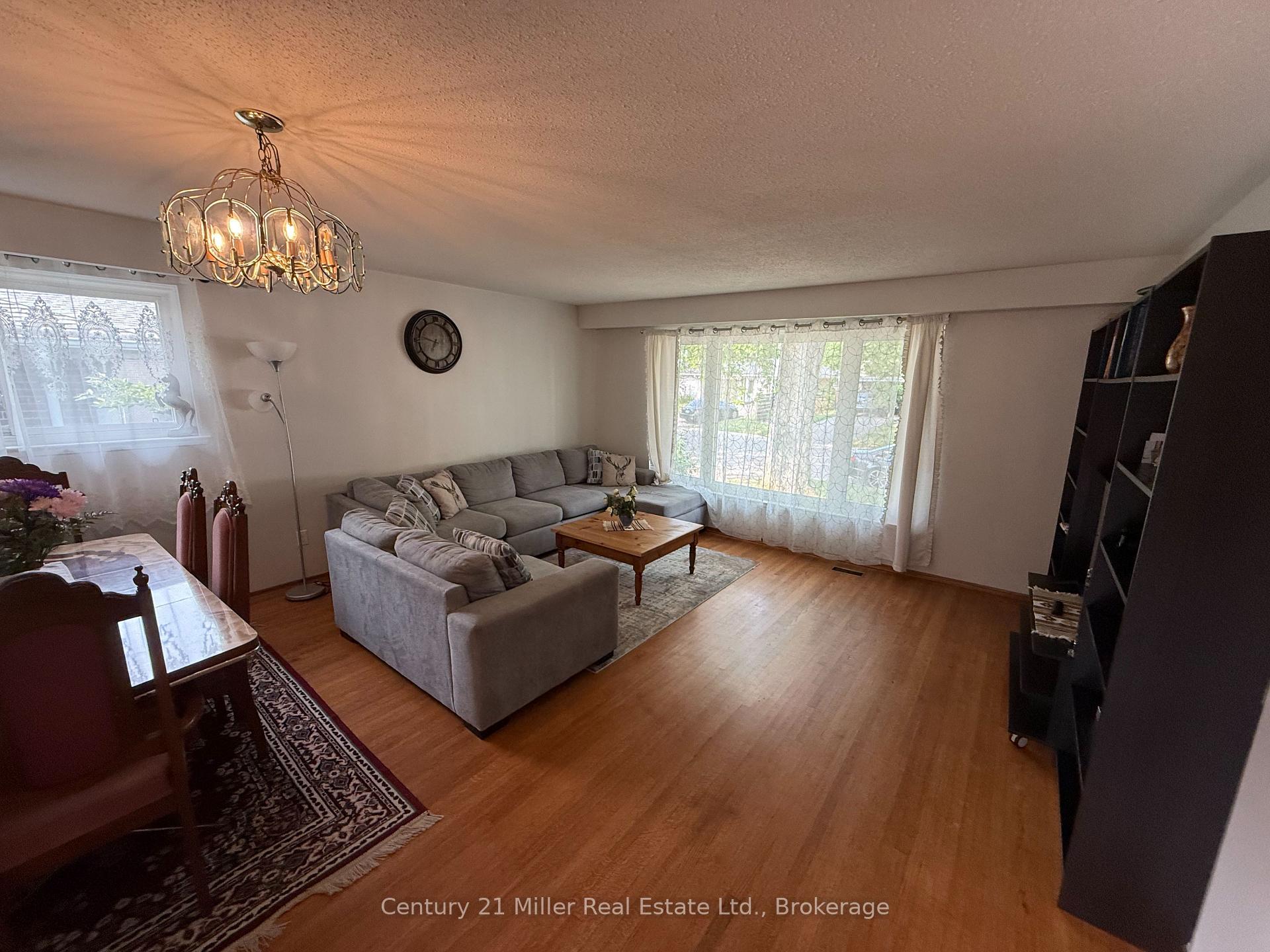 Photo 5 of Unit Upper, 35 Melville Crescent, Brampton, Brampton East — HOMEH