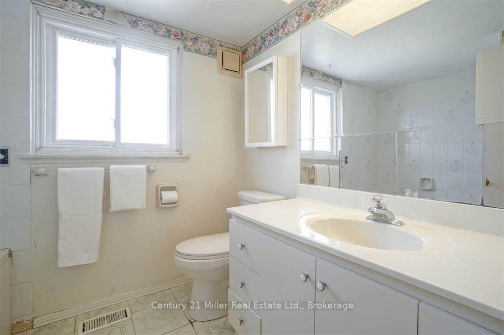 Photo 13 of Unit Upper, 35 Melville Crescent, Brampton, Brampton East — HOMEH