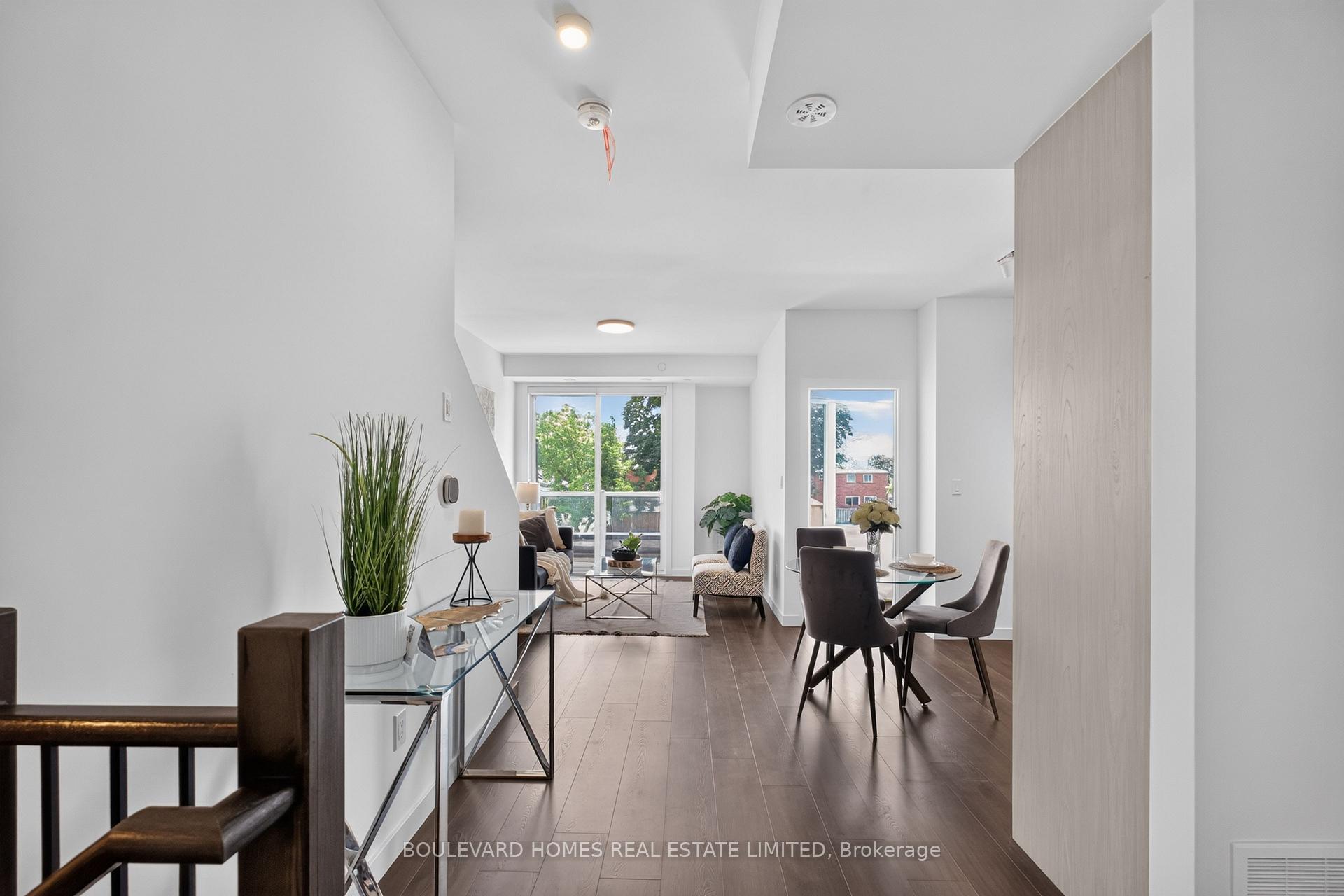 Photo 6 of Unit 13, 30 Markdale Lane, Markham, Middlefield — HOMEH