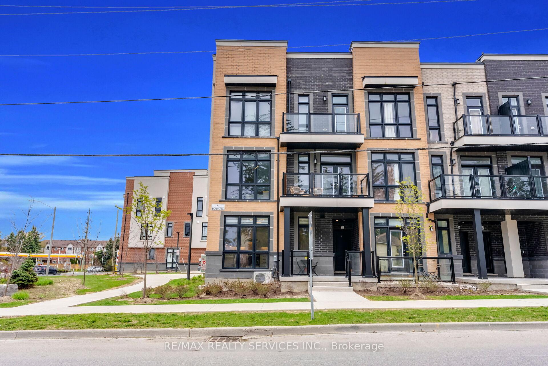 Photo 3 of Unit 5, 1 Bond Crescent, Richmond Hill, Oak Ridges — HOMEH