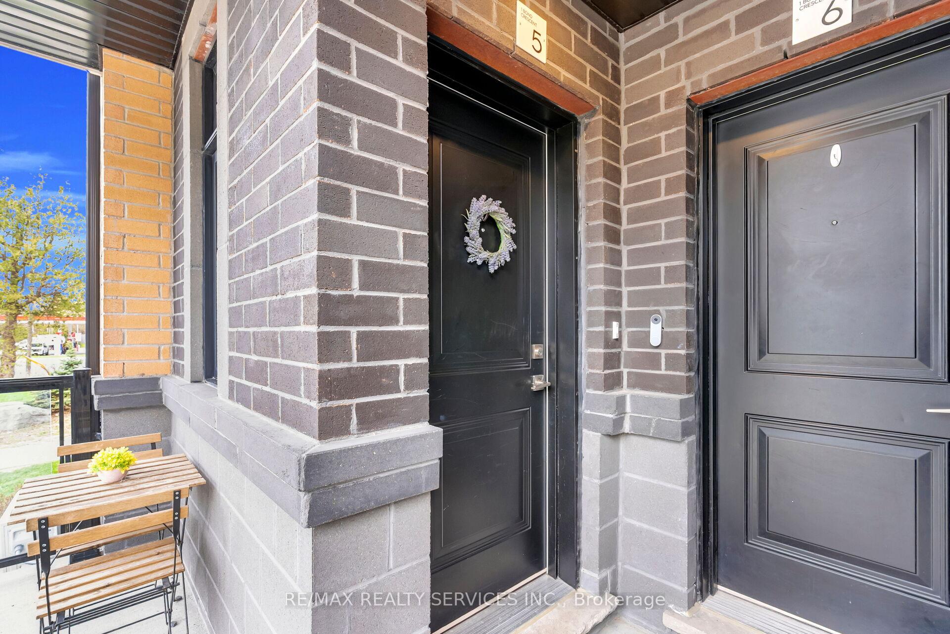 Photo 7 of Unit 5, 1 Bond Crescent, Richmond Hill, Oak Ridges — HOMEH