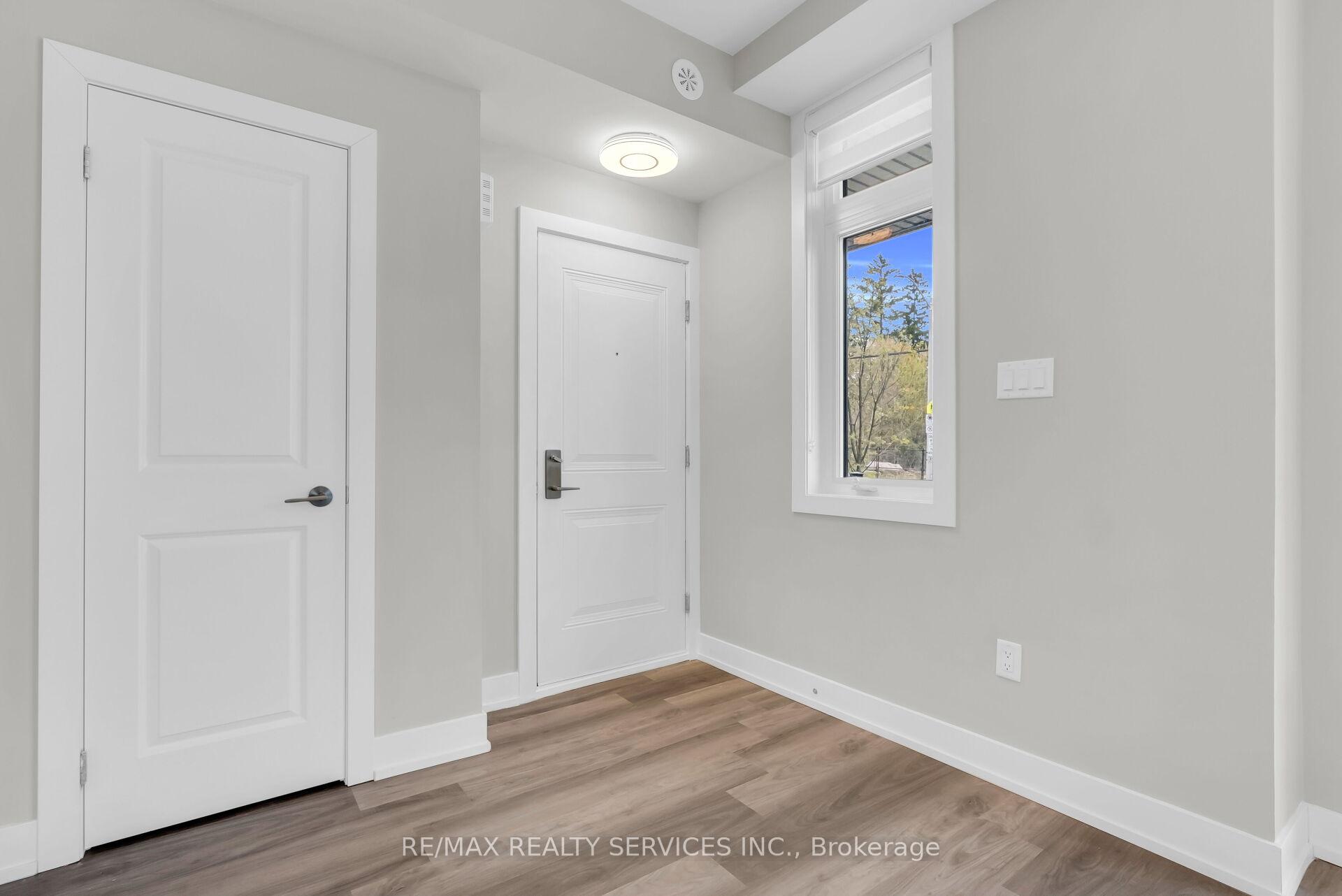 Photo 11 of Unit 5, 1 Bond Crescent, Richmond Hill, Oak Ridges — HOMEH