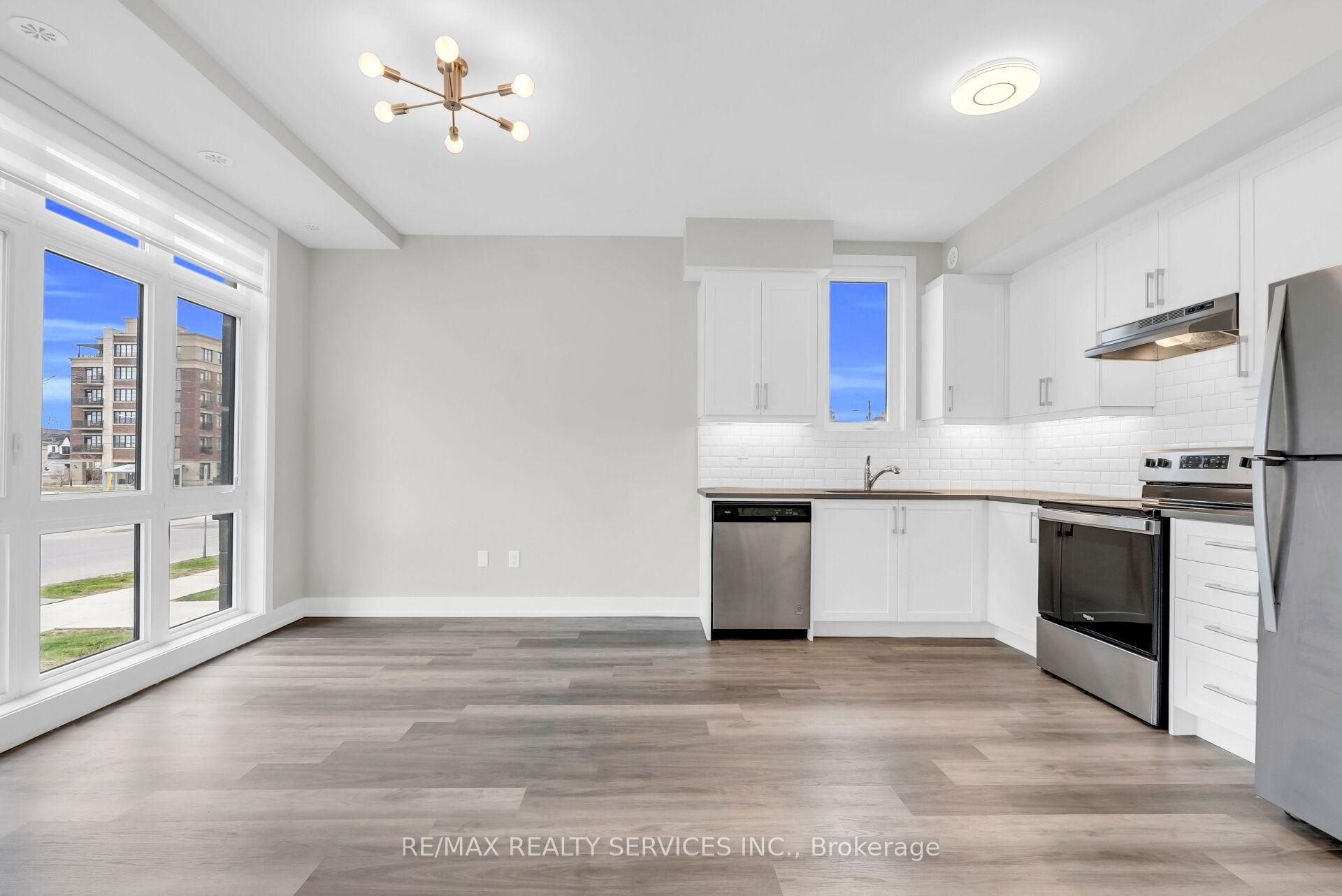 Photo 14 of Unit 5, 1 Bond Crescent, Richmond Hill, Oak Ridges — HOMEH