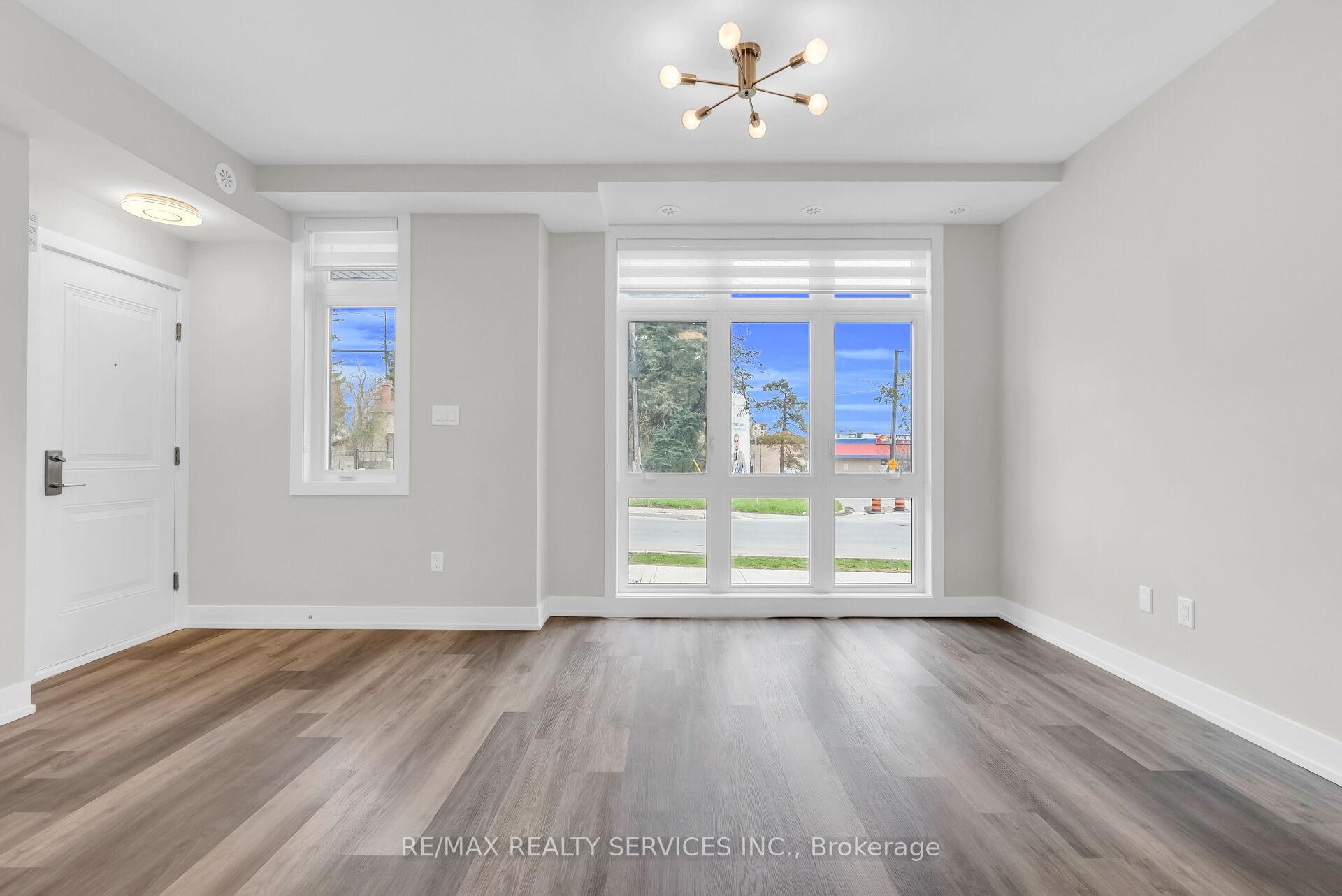 Photo 16 of Unit 5, 1 Bond Crescent, Richmond Hill, Oak Ridges — HOMEH