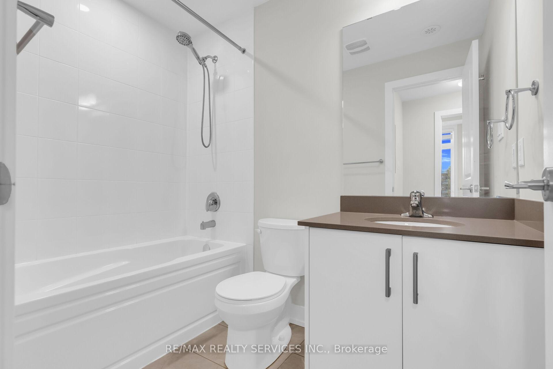 Photo 31 of Unit 5, 1 Bond Crescent, Richmond Hill, Oak Ridges — HOMEH