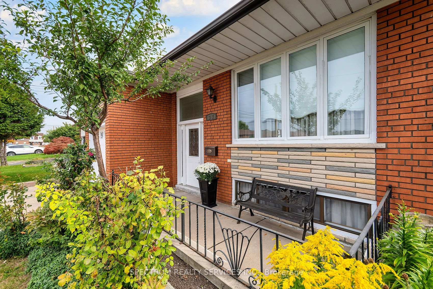 Photo 3 of 37 Jocada Road, North York, Maple Leaf — HOMEH