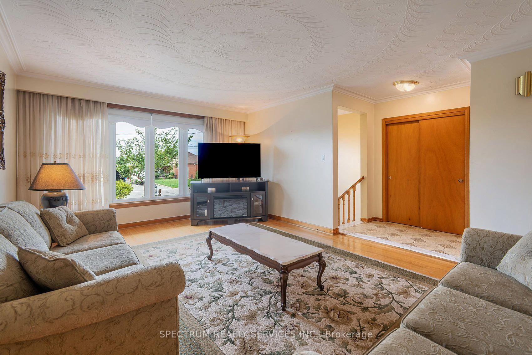 Photo 10 of 37 Jocada Road, North York, Maple Leaf — HOMEH