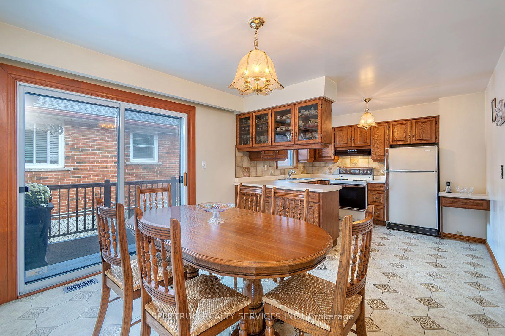 Photo 11 of 37 Jocada Road, North York, Maple Leaf — HOMEH