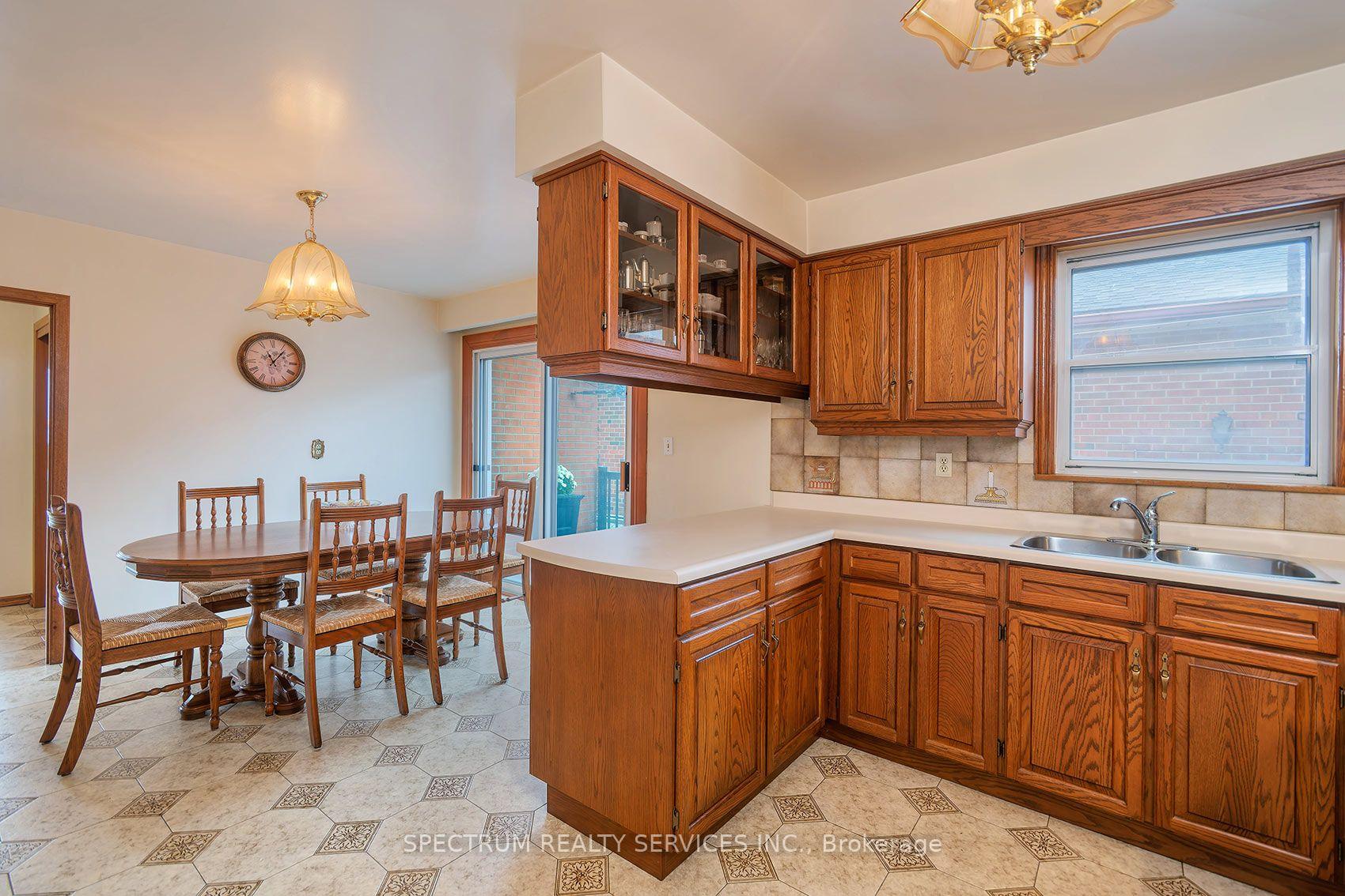 Photo 12 of 37 Jocada Road, North York, Maple Leaf — HOMEH