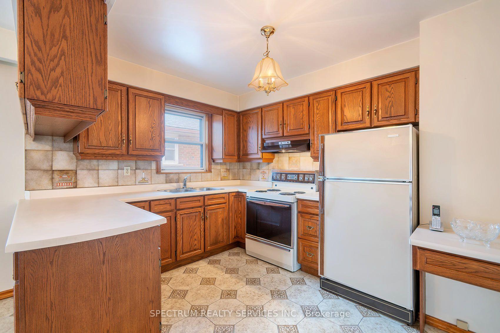 Photo 13 of 37 Jocada Road, North York, Maple Leaf — HOMEH