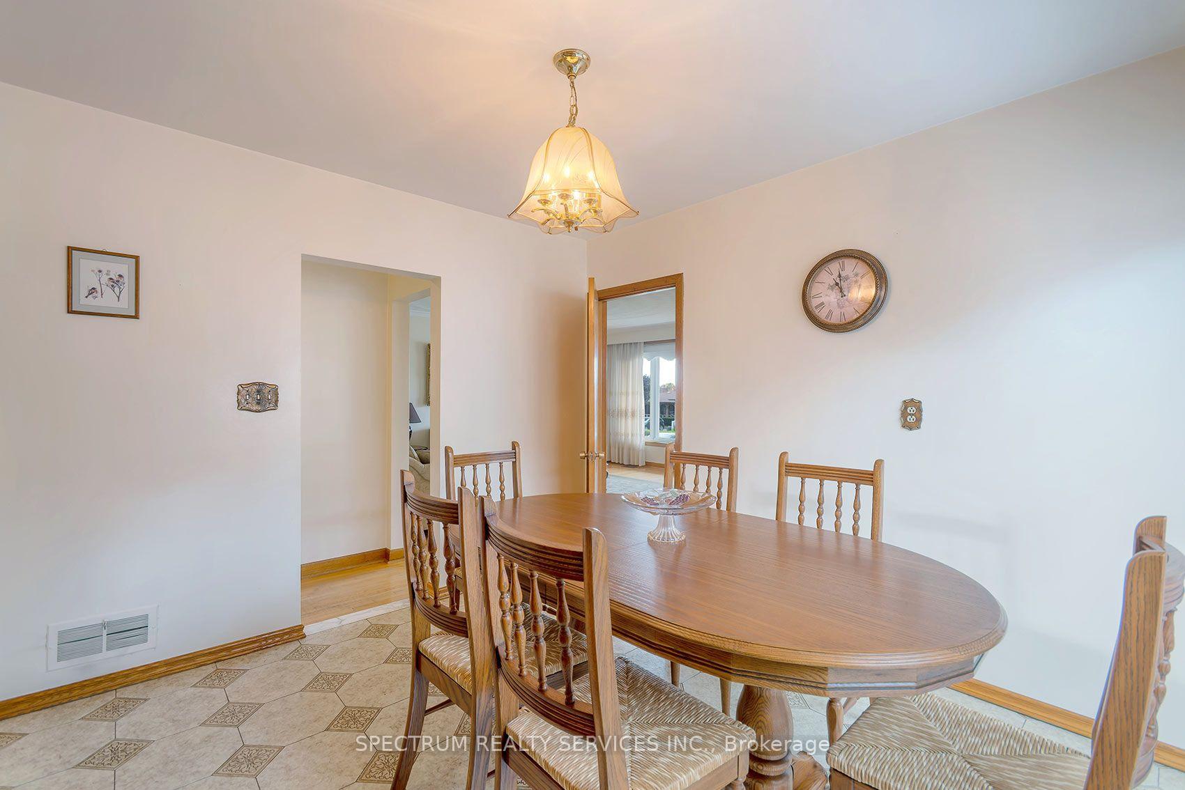 Photo 14 of 37 Jocada Road, North York, Maple Leaf — HOMEH