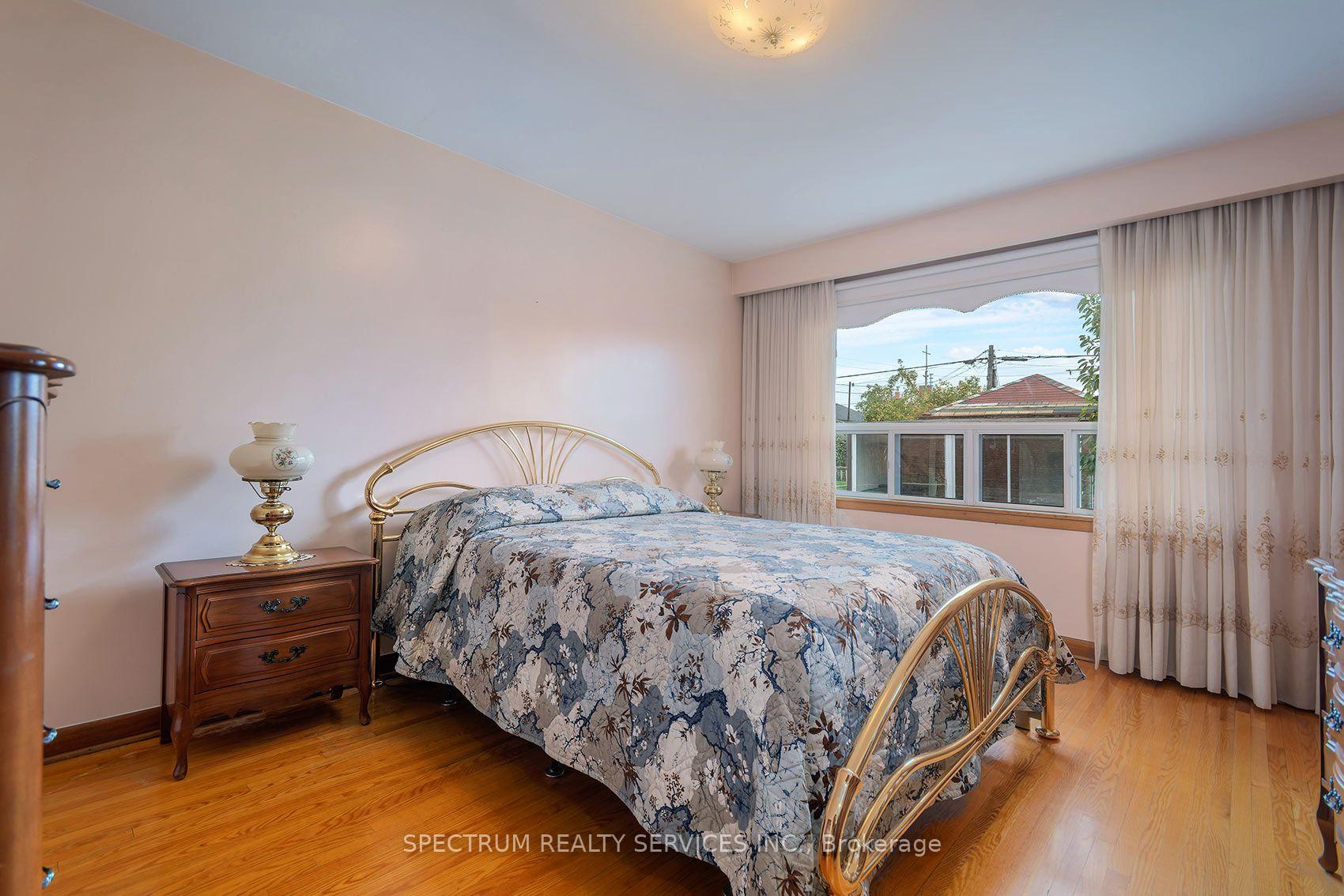 Photo 16 of 37 Jocada Road, North York, Maple Leaf — HOMEH