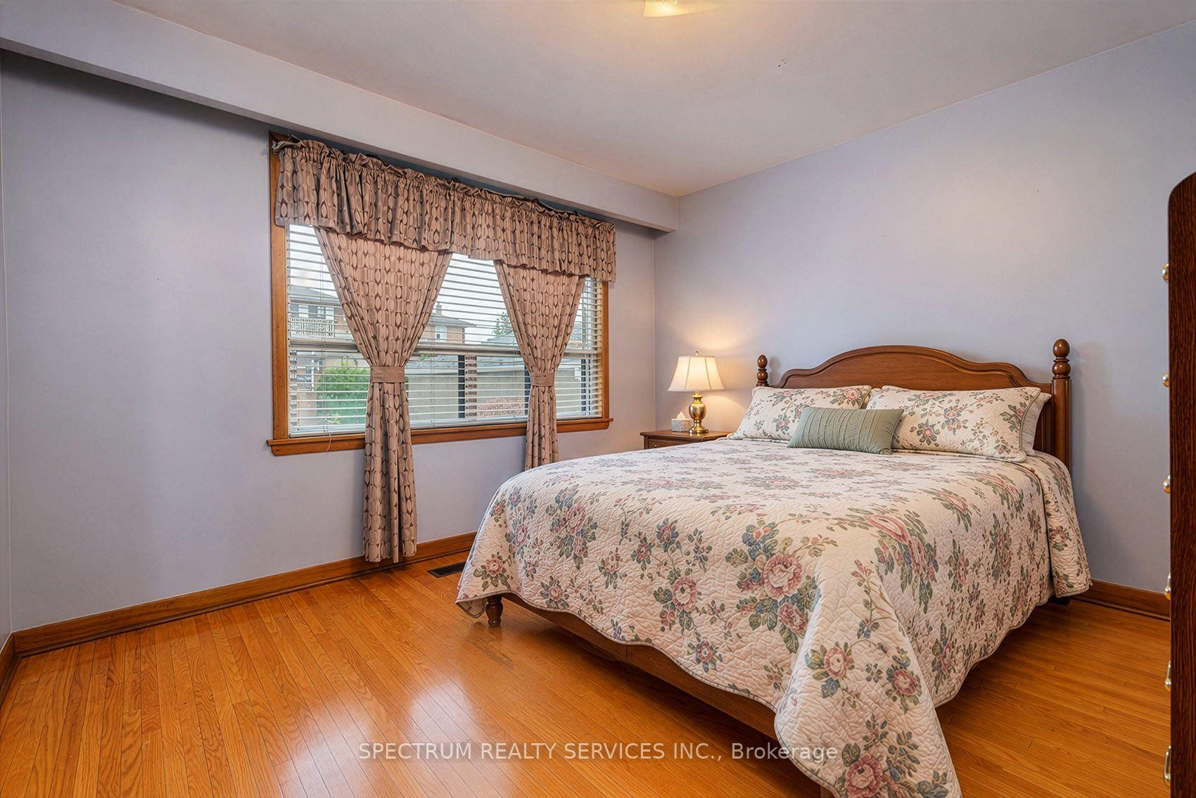 Photo 18 of 37 Jocada Road, North York, Maple Leaf — HOMEH