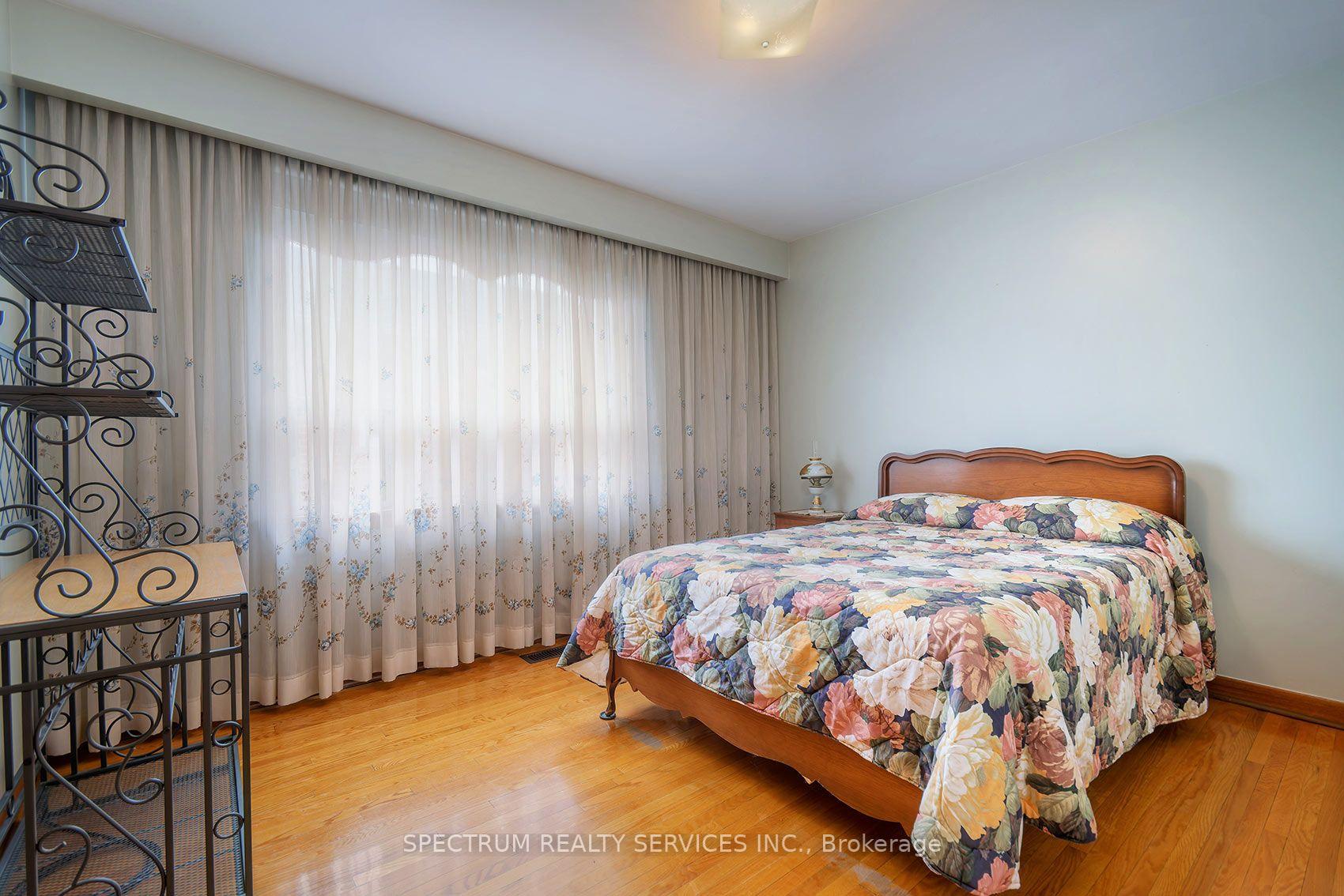 Photo 20 of 37 Jocada Road, North York, Maple Leaf — HOMEH