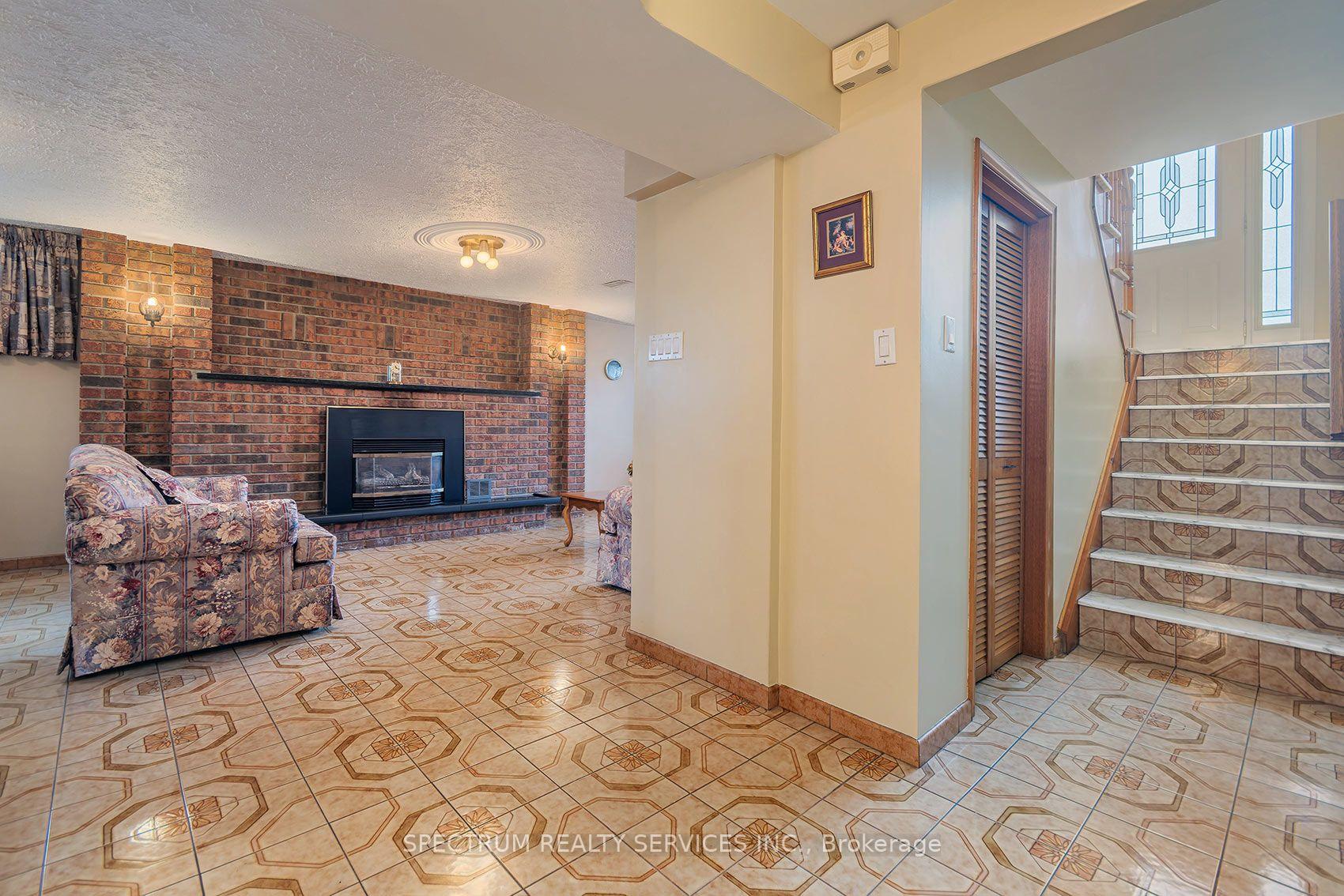 Photo 25 of 37 Jocada Road, North York, Maple Leaf — HOMEH